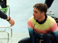 Geloof is het sleutelwoord in het leven van oud-schaatser Marnix ten Kortenaar (39). Niet alleen geloven in christelijke zin, maar ook een blind geloof dat het altijd goed komt. Dat geldt voor een topsporter die gelooft dat de gouden medaille haalbaar is en blijft doortrainen en doorvechten. Maar ook voor een ondernemer, die zich in het diepe gooit om zijn visie te verwezenlijken. “Een goede ondernemer durft bij de dag te leven en te denken”, meent Ten Kortenaar. De fantasierijke dertiger filosofeert volop vanuit een chique stoel in Coelenhage, een congrescentrum in zijn Gelderse woonplaats Wezep. “Ondernemers en topsporters zijn beide gelovers.” Schaatsprofessor De geboren Voorburger is een veelzijdig mens. Naast een carrière als schaatser – sinds 1996 kwam hij uit voor Oostenrijk – is Ten Kortenaar doctor in de fysische chemie. In 1999 promoveerde hij aan de TU Delft. In de schaatswereld staat hij bekend als de ‘schaatsprofessor’. Hij ontwikkelde onder andere de aerodynamische strips en de extra dunne schaatsijzers, waarmee Marianne Timmer goud won in 2006 op de Olympische 1000 meter.