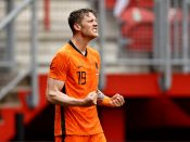 Wout Weghorst viert de 2-0 tijdens de vriendschappelijke wedstrijd tussen Nederland en Georgië.