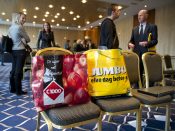 Boodschappentassen C1000 en Jumbo staan naast elkaar na de persconferentie in Amsterdam. Supermarktketen Jumbo neemt branchegenoot C1000 over van investeringsmaatschappij CVC Capital Partners.