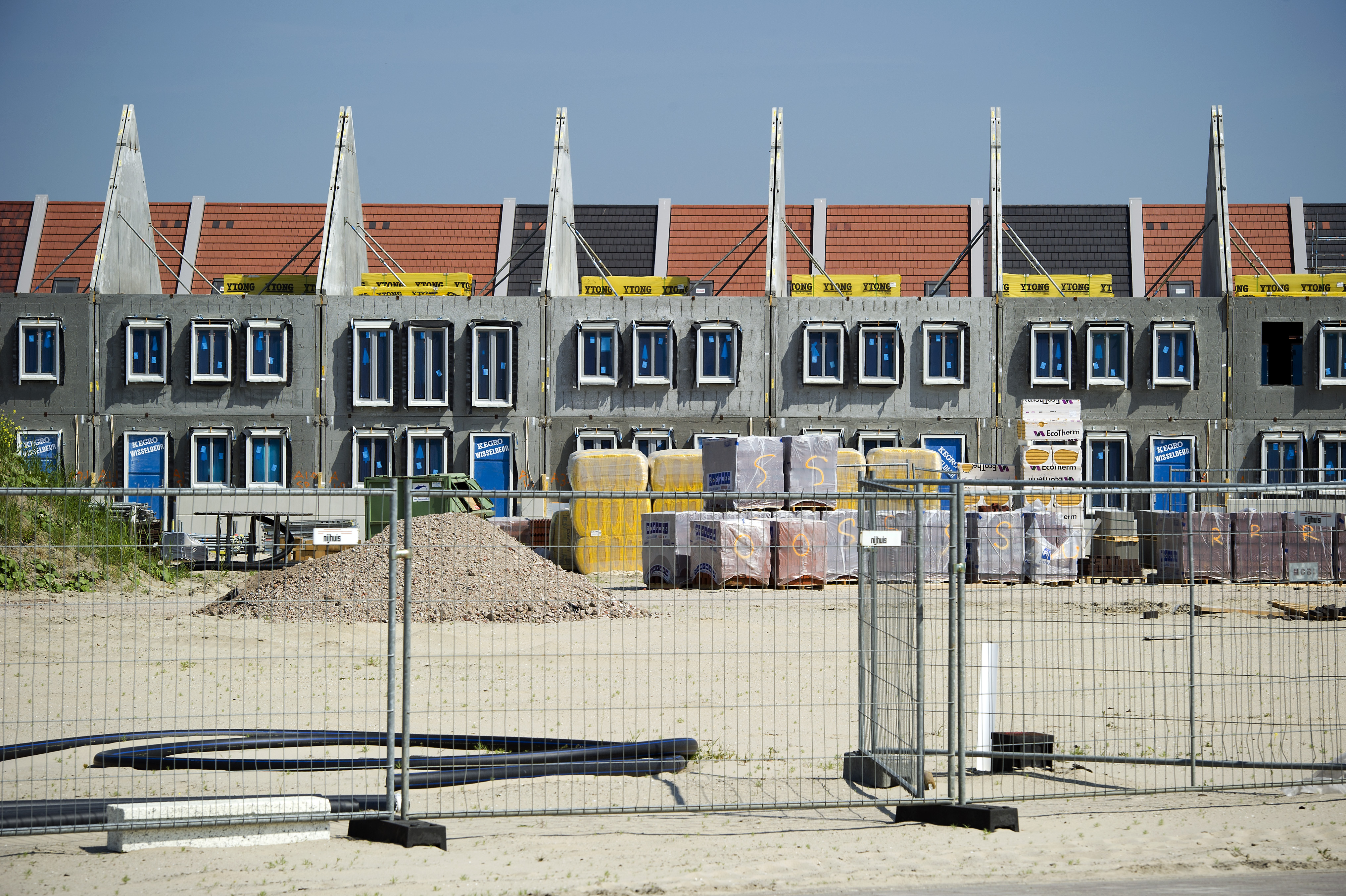 Bouwbedrijf BAM heeft in het eerste kwartaal meer nieuwbouwwoningen verkocht dan een jaar eerder. Dat liet het grootste bouwbedrijf van Nederland donderdag weten in een tussentijds handelsbericht (pdf). Er werden 444 woningen verkocht, tegen 265 huizen in dezelfde periode van 2013. Volgens BAM blijft de woningverkoop daarmee wel op een historisch laag niveau, maar zijn in sommige delen van Nederland "groene scheuten'' te zien. Omzet stijgt met 10 procent De totale opbrengsten van BAM gingen in het afgelopen kwartaal met 10 procent omhoog tot 1,57 miljard euro. Dat was onder meer te danken aan een hogere productie in de sector Infra door de zachte winter. Bij de sector Bouw en techniek daalde de omzet echter, vooral door de lagere utiliteitsbouwactiviteiten in Nederland. De winst voor belastingen van BAM daalde naar 4,6 miljoen euro, van 5,2 miljoen euro een jaar eerder. De orderportefeuille bleef stabiel op 10 miljard euro. 2014 jaar van stabilisatie Topman Nico de Vries van BAM stelde in een toelichting dat de marges bij Bouw en Techniek en Infra dit jaar waarschijnlijk onder druk blijven staan en dat 2014 kan worden gezien als "een jaar van stabilisatie''. De Vries zei wel dat in een aantal marktsegmenten gunstige trends zijn waar te nemen en dat er dit jaar een aantal grote nieuwe opdrachten zijn verworven. Als dit momentum aanhoudt, kan dat de basis vormen voor verbeterde prestaties in 2015, aldus De Vries.