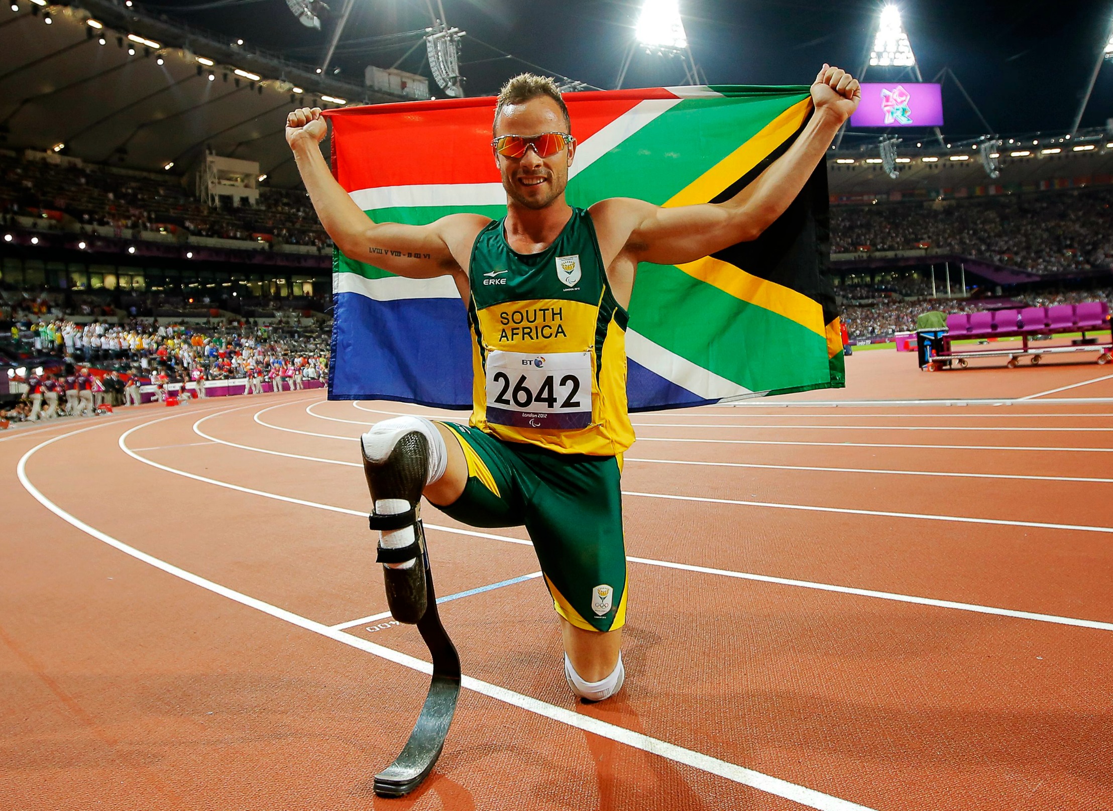 De Zuid-Afrikaanse atleet Oscar Pistorius viert zijn overwinning op de 400 meter (T44) op de Paralympics in 2012.