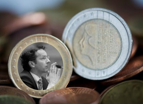 De kans dat het kabinet in augustus alsnog moet besluiten over nieuwe miljardenbezuinigingen neemt toe. Minister Jeroen Dijsselbloem van Financiën houdt daar rekening mee, zei hij dinsdag bij RTLZ. Het kabinet had in maart al een pakket van 4,3 miljard aan bezuinigingen klaar liggen, maar dat is bij het sociaal akkoord voorlopig van tafel gehaald. Voor de derde keer oordeelt de Europese Commissie woensdag over de bezuinigings- en hervormingsplannen van alle EU-landen. Speciale aandacht zal er zijn voor landen die niet voldoen aan de EU-norm van 3 procent voor het begrotingstekort. Ook Nederland zit op dit strafbankje. Woensdag zal de Europese Commissie per land de zwaktes van zijn economie en het begrotingsbeleid aankaarten. Ook komt Brussel met aanbevelingen. De commissie zal met name kijken of de plannen van de landen de economie laten groeien. Groei is nodig om ook de werkloosheid aan te pakken.