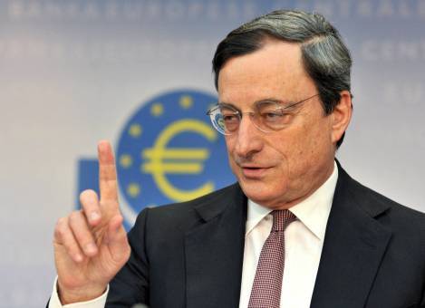 De Europese Centrale Bank (ECB) is er voor alle negentien eurolanden en is er niet specifiek op uit om Duitsland dwars te zitten. Dat stelt ECB-president Mario Draghi in een woensdag gepubliceerd interview met de Duitse krant Die Zeit. Daarin reageert de Italiaan op Duitse kritiek dat hij vooral de belangen van de zuidelijke eurolanden zou behartigen. "We zijn niet opgericht om een bepaald land voordelen te geven of om de Duitse spaarder te straffen'', stelde hij. De discussie over de ECB wordt volgens Draghi echter vaak niet met feiten gevoerd. "Als geloof en bewijs met elkaar strijden, heeft bewijs geen kans. De versimpeling van de discussie leidt tot verkeerde conclusies.'' De ECB ligt vooral in Duitsland onder vuur vanwege de vele ongebruikelijke maatregelen die de afgelopen jaren zijn genomen om de economische crisis te bestrijden en de euro te redden. Draghi benadrukte dat de ECB is gebouwd op het fundament van de Duitse centrale bank, maar dat er andere instrumenten nodig zijn om tot het juiste beleid voor negentien verschillende landen te komen. Die boodschap is volgens hem in Duitsland echter moeilijk over te brengen.