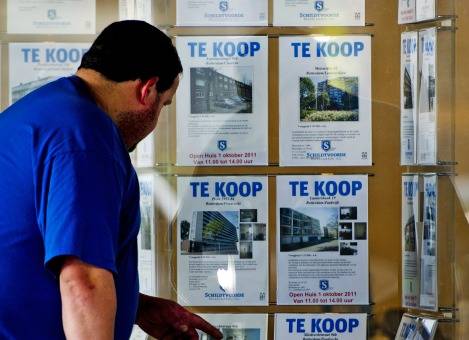 In de eerste tien maanden van 2014 registreerde het Kadaster 116.550 verkochte woningen. Daarmee zijn er nu al meer woningen verkocht dan heel vorig jaar. Met nog twee maanden te gaan, lijkt de conclusie gerechtvaardigd: 2014 is het beste jaar voor de huizenverkopen sinds de crisis. In oktober registreerde het Kadaster 14.353 verkochte woningen, bijna 45 procent meer dan in dezelfde maand een jaar eerder. Daarmee komen de verkopen in oktober voor het eerst sinds 2008 weer boven de 14.000 stuks uit. [google-drive number='1'] Ook de voorgaande maanden waren relatief goed. Opgeteld zijn er tot nu toe 116.550 woningen verkocht in 2014. Dat zijn er 37 procent meer dan vorig jaar, dat voor de huizenmarkt een rampjaar was. Alleen hele zwakke verkoopaantallen in november en december kunnen nog verhinderen dat er in 2014 meer woningen van eigenaar wisselen dan in de jaren 2009 tot en met 2012. Dat lijkt echter niet waarschijnlijk. Op 1 januari 2015 loopt de schenkingsvrijstelling af, waarbij mensen belastingvrij een ton kunnen schenken aan familie of vrienden mits het geld wordt ingezet voor de aankoop of verbouw van een huis. Dat zal vermoedelijk voor een kleine eindspurt zorgen; mensen schaffen voor het einde van het jaar nog een woning aan om gebruik te kunnen maken van de regeling. Samen met de lage hypotheekrente heeft de schenkingsvrijstelling ervoor gezorgd dat de woningmarkt uit het slop is getrokken. De verkoopaantallen van voor de crisis zijn echter nog ver uit zicht, toen er in de eerste tien maanden van het jaar meer dan 150.000 woningen waren verkocht. [google-drive number='2'] Het totale aantal woningen dat in de afgelopen twaalf maanden is verkocht, stijgt al tien maanden op rij. Dat komt omdat steeds meer maanden uit het zwakke jaar 2013 wegvallen uit het voortschrijdend totaal. [google-drive number='3'] Alle soorten woningen meer verkocht Het Kadaster signaleert verder dat de verkopen van alle soorten woningen stijgen. De verkoop van vrijstaande woningen steeg het meest, met 50,5 procent. Bij 2-onder-1-kapwoningen is de stijging het minst groot met 34,4 procent. Ook ten opzichte van september, stegen de verkopen van alle woningtypen. De grootste stijging is hier te zien bij de vrijstaande woningen met 15,0 procent. Bij tussenwoningen is deze het minst groot met 7,6 procent. Vergeleken per provincie stegen de verkopen in Flevoland met 68,9 procent het meest. Drenthe liet de kleinste stijging zien (19,3 procent). Vergeleken met september werden in alle provincies meer huizen verkocht, behalve in Drenthe (min 7,1 procent). In Friesland was de stijging het grootst met 24,4 procent. In oktober registreerde het Kadaster 20.179 hypotheken, een stijging van bijna 35 procent ten opzichte van een jaar eerder. Vergeleken met september (18.250 hypotheken) was er een stijging te zien van 10,6 procent. Vorige maand vonden 216 executieveilingen plaats. Dit is 9,6 procent meer dan in oktober vorig jaar. Lees ook 5 verrassende grafieken over starters op de woningmarkt Derde kwartaal 2014: dit doet de huizenprijs bij jou in de buurt