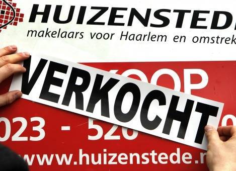 De malaise op de woningmarkt houdt nog aan. In mei 2013 werden er 8.333 woningen verkocht volgens het Kadaster. Dat is 18,2 procent minder dan vorig jaar. Ten opzichte van april was er wel een stijging zichtbaar van 27,1 procent, maar dit zegt weinig, aangezien mei traditioneel een betere maand is voor de woningverkopen dan april. Hoekwoning minder gewild Er werden vooral minder hoekwoningen verkocht, 24,3 procent minder dan vorig jaar. 2-onder-1 kapwoningen deden het relatief het best met een daling van de verkopen van 14,9 procent. Woningmarkt Overijssel hard getroffen Overijssel is de provincie waar de woningmarkt het hardst achteruit ging. Er werden 23,6 procent minder woningen verkocht. In het nabijgelegen Drenthe viel de daling juist weer mee met 3,3 procent. Daarbij moet worden aangetekend dat de volumes in de provincie een stuk kleiner zijn. Het aantel geregistreerde hypotheken nam af met een kwart van 16.942 naar 12.629. Dat dit getal iets hoger ligt dat het aantal verkochte woningen, komt omdat er mensen zijn die hun hypotheek hebben overgesloten. Het aantal gedwongen veilingen is afgenomen. In mei 2013 registreerde het Kadaster 156 executieveilingen, in mei 2012 nog 269.
