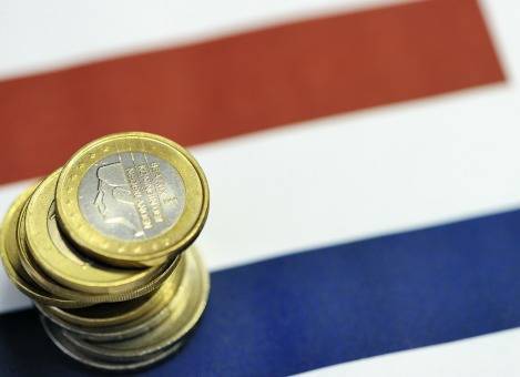 De Nederlandse staat hoeft dit jaar minder geld te lenen dan eerder werd verwacht. Het Agentschap van de Generale Thesaurie, onderdeel van het ministerie van Financiën, stelde de financieringsbehoefte voor dit jaar woensdag neerwaarts bij van 93,7 miljard naar 87,7 miljard euro. De bijstelling volgt op de vaststelling van de omvang van het uitstaande bedrag op de geldmarkt. Dat was eind vorig jaar 41,6 miljard euro. Bij de aankondiging van de financieringsbehoefte van 93,7 miljard euro op 13 december werd nog uitgegaan van een hoger bedrag, van 47,6 miljard euro, op de geldmarkt. Volgens een woordvoerder van het agentschap wordt het verschil tussen de raming van 13 december en de bijstelling van woensdag geanalyseerd op het ministerie. De zegsman wees er op dat de raming gebaseerd was op cijfers uit de miljoenennota van afgelopen september. Ook zei hij dat er vorig jaar iets meer is opgehaald op de kapitaalmarkt, waardoor de geldmarkt minder aangesproken hoefde te worden. Ook was het kassaldo in de begroting iets lager dan het definitieve cijfer. Een andere oorzaak van de lagere financieringsbehoefte kan zijn dat de instroom bij het zogeheten schatkistbankieren groter was dan werd voorzien. Schatkistbankieren betekent dat decentrale overheden hun overtollige middelen op een rekening van het ministerie van Financiën moeten storten. Op de geldmarkt worden leningen geplaatst met looptijden van 1 dag tot 1 jaar en op de kapitaalmarkten leningen met een langere looptijd.