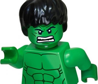 lego hulk Het aantal Lego-poppetjes met blije gezichten neemt af. Daarentegen stijgt het aantal figuurtjes met een boze gezichtsuitdrukking. Dat concludeert de Duitse wetenschapper Cristoph Bartneck. Hij bracht de gezichtsuitdrukking in kaart van zo'n 6000 Lego-figuurtjes die tussen 1975 en 2010 zijn uitgebracht, schrijft The Guardian. Het Deense bedrijf Lego brengt elk jaar nieuwe thema-sets op de markt, waarbij ook een nieuwe collectie poppetjes hoort. Bartneck stelt dat de thema-sets in toenemende mate om conflict draaien. "Vaak neemt een goede kracht het op tegen een kwaadaardige", stelt hij. In de jaren negentig kregen de poppetjes diverse gezichtsuitdrukkingen mee. Blijheid en boosheid zijn de twee meest voorkomende, aldus Bartneck in zijn onderzoek. Het aantal blije gezichten is relatief gezien afgenomen in de afgelopen twintig jaar. De wetenschapper pleit voor onderzoek naar gezichtsuitdrukkingen op speelgoed en de effecten daarvan op kinderen. De ontwerpers zouden daar rekening mee moeten houden, omdat speelgoed een belangrijke rol speelt in de ontwikkeling van kinderen, zegt Bartneck tegen The Guardian.