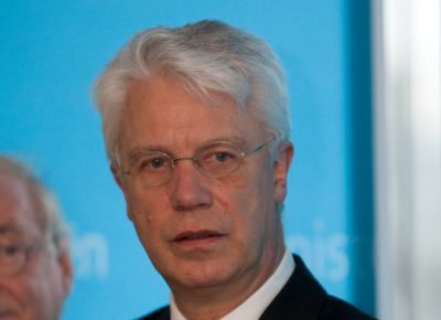 van dijkhuizen commissie Het Nederlandse belastingstelsel moet op de schop. De adviescommissie Van Dijkhuizen wil de heffing in box 3 voor spaarders en beleggers baseren op feitelijke spaarrentes. Dat stelt de Commissie van Dijkhuizen dinsdag in het eindrapport over hervorming van het belastingstelsel. Afgelopen oktober publiceerde de Commissie onder leiding van Kees van Dijkhuizen - beoogd opvolger van Gerrit Zalm als topman van ABN Amro - al een interim-rapport. Daarin werd gepleit voor een nieuw belastingstelsel, waarbij er voor de inkomstenbelasting twee schijven zouden over blijven: eentje van 37 procent voor inkomens tot 62.500 euro, waaronder 12 miljoen mensen zouden vallen. En een toptarief van 49 procent. Tegelijk pleitte Van Dijkhuizen voor geleidelijke beperking en/of afschaffing van tal van aftrekposten, waaronder de hypotheekrenteaftrek. Met de geleidelijke beperking van de hypotheekrenteaftrek maakt het kabinet Rutte 2 volgend jaar al een begin.