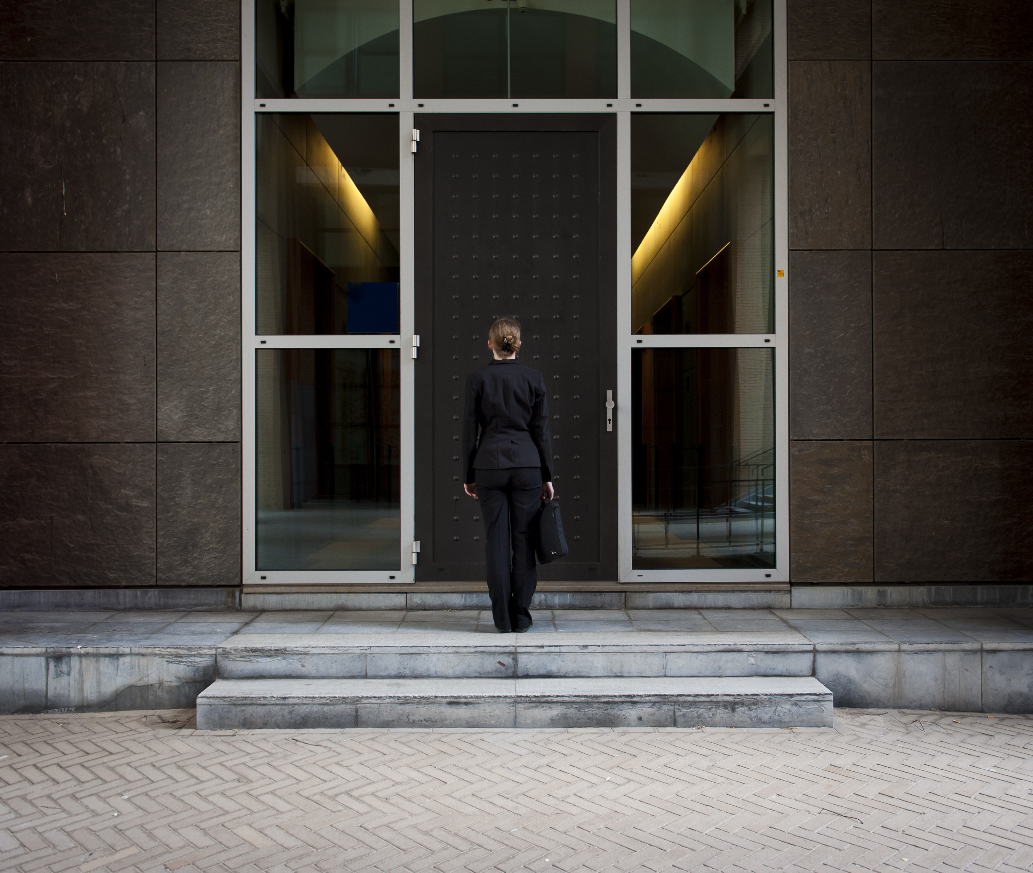 Werkgevers in Nederland blijven somber over de arbeidsmarkt in het derde kwartaal van 2013. Dat blijkt uit cijfers uit de Arbeidsmarktbarometer van uitzendbureau Manpower. De barometer geeft voor de vijfde achtereenvolgende keer een negatief beeld te zien, zo werd dinsdag bekend. Vooral werkgevers in de zakelijke dienstverlening verwachten een krimpende werkgelegenheid. Dat is volgens Manpower opvallend, omdat de verwachtingen in het vorige kwartaal nog voorzichtig positief waren. Ook in de industrie blijft het beeld negatief. De kleine verbetering in het sentiment binnen deze sector dat vorig kwartaal te zien was, zette eveneens niet verder door. Positiever is de bouwsector. ,,Mogelijk hebben daar nu zoveel saneringen plaatsgevonden dat de bodem is bereikt'', aldus Manpower. Ook in de publieke sector, waar bijvoorbeeld de zorg is meegerekend, is sprake van een wat positiever sentiment. Manpower wijst echter op de importantie van de industrie en zakelijke dienstverlening. ,,Deze sectoren zijn voor een groot deel verantwoordelijk voor de werkgelegenheid in Nederland.'' In bijna alle regio's verwachten werkgevers minder personeel nodig te hebben. In West-Nederland zijn de werkgevers nog het minst pessimistisch met een neutrale verwachting van 0 procent. In Noord-Nederland is sprake van het somberste beeld met -6 procent.