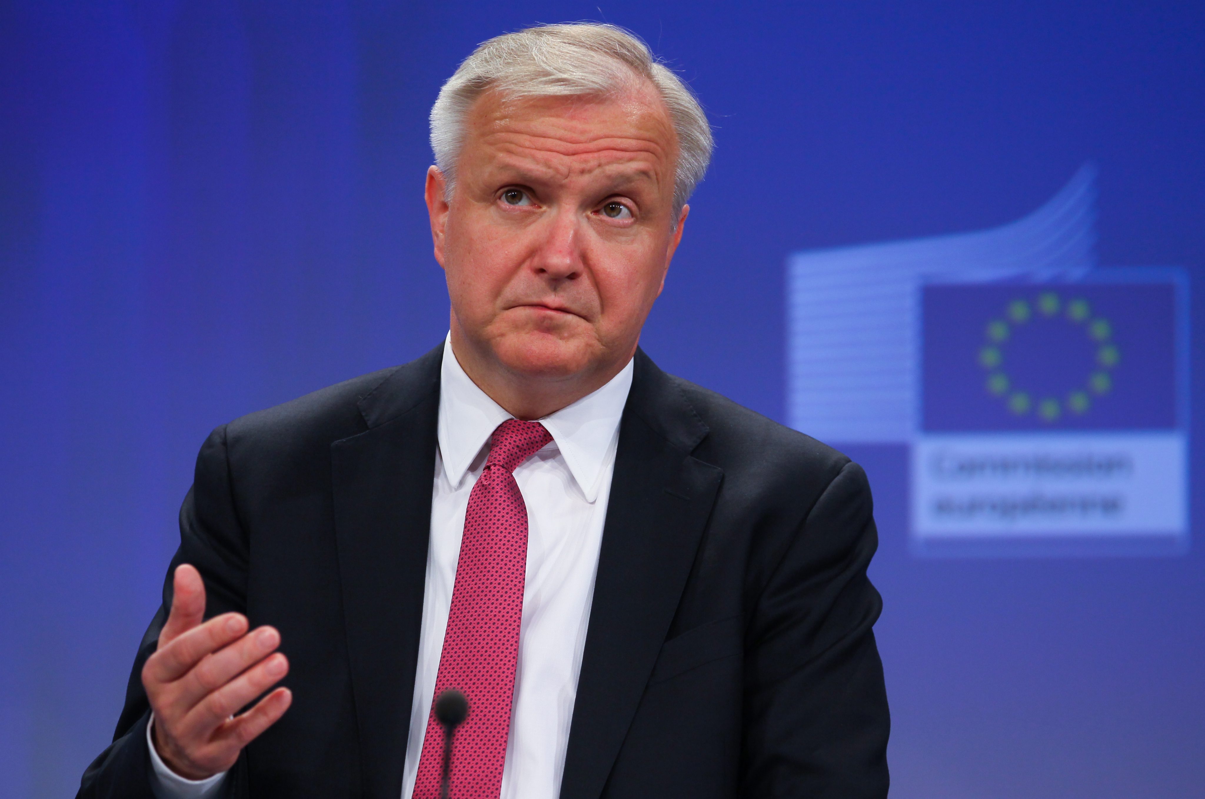 Met de omschrijving 'relaxte gozer' nam Eurogroepvoorzitter en minister van Financiën Jeroen Dijsselbloem afscheid van Europees Commissaris voor monetaire en economische zaken Olli Rehn. De Fin vertrekt als EU-commissaris om Europarlementariër te worden. Begrotingstsaar Rehn was volgens Dijsselbloem "een leidende kracht'' door de economische crisis. Rehns opstelling "was zeer, zeer waardevol in de meer hysterische tijden gedurende de crisis. Jij hield je hoofd koel en sleepte ons erdoor'', aldus Dijsselbloem. "We wensen je veel succes in deze nieuwe en veel hogere positie'', besloot Dijsselbloem. "Ik heb misschien een koel hoofd, maar ik heb een warm hart'', zei Rehn. Donderdag was zijn laatste vergadering van de eurogroep, het overleg tussen de ministers van Financiën van de eurolanden, in Luxemburg. "Voorlopig je laatste'' grapte Dijsselbloem nog. Het is geen geheim dat Rehn verdere Europese ambities heeft. Er bestaat de mogelijkheid dat Rehn de permanente voorzitter wordt van de eurogroep.