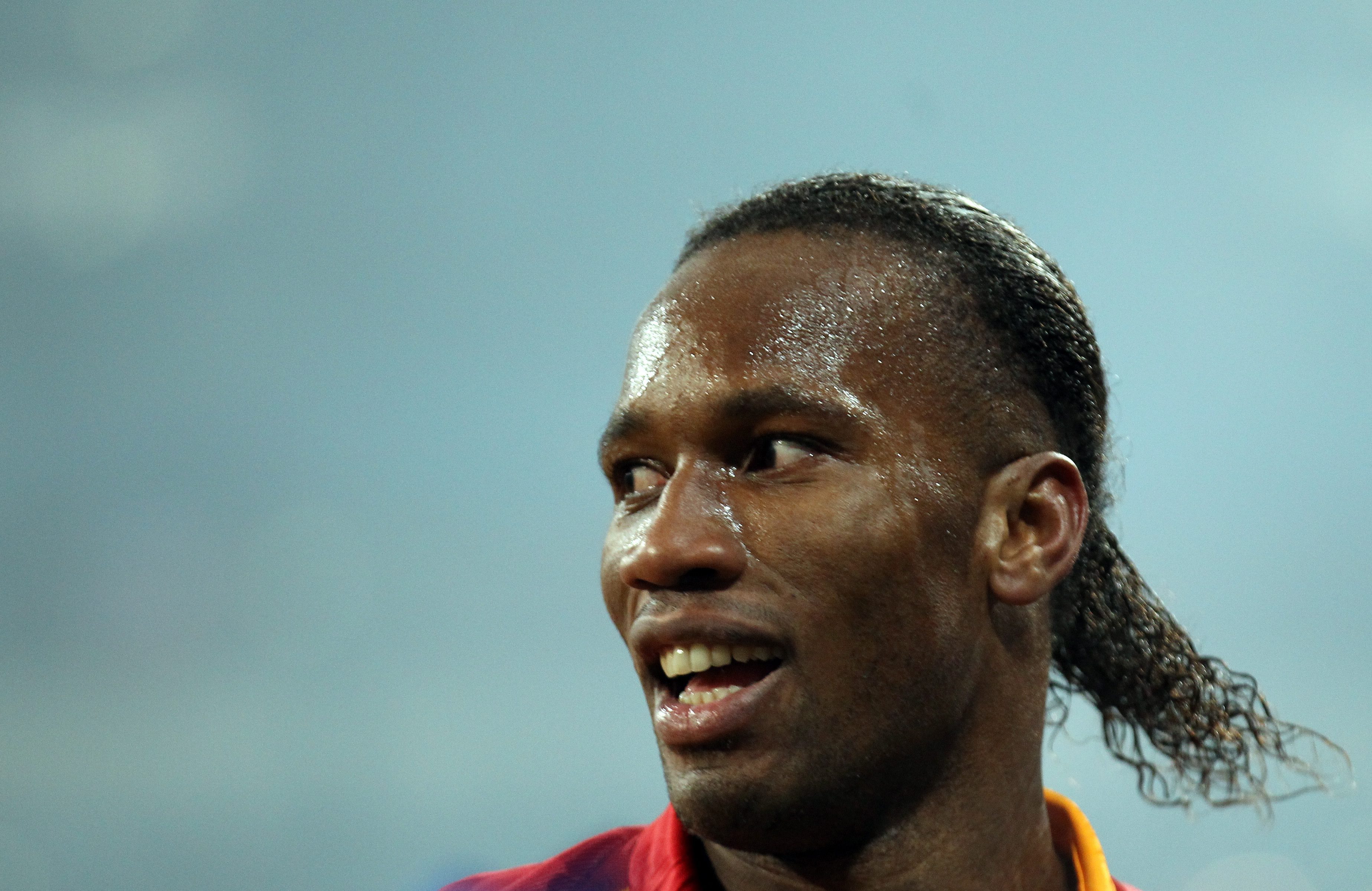 Stervoetballer Didier Drogba heeft een belang genomen van 5 procent in een goudmijn in zijn thuisland Ivoorkust. Dat liet de overheid van Ivoorkust vrijdag weten. De Ivoriaanse overheid verkoopt een deel van haar belang in de Ity-goudmijn aan een groep investeerders, waaronder het bedrijf Didier Drogba Group, en het Canadese mijnbouwbedrijf La Mancha dat wordt geleid door de Egyptische miljardair Naguib Sawiris. La Mancha zal door de verkoop 55 procent van de goudmijn bezitten, van bijna 46 procent eerder. De Ivoriaanse overheid heeft dan 35 procent en private investeerders waaronder Drogba de resterende 10 procent. De Ity-mijn in het westen van Ivoorkust is meer dan 20 jaar in gebruik en heeft naar eigen zeggen ruim 600.000 troy ounces (31,1 gram) goud geproduceerd.