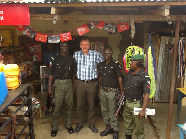 De Nigeriaanse economie groeit jaarlijks met zo’n 7 procent. Jan Matel van Matel Metaal stelt vanuit zijn hotel in de Nigeriaanse havenstad Lagos vijf vuistregels op voor hoe je van de groei in het Afrikaanse land kan profiteren. Regel 1: Leg vooraf contact en zorg waar nodig voor beveiliging "Ik kom hier wel eens jongens tegen die zomaar naar Nigeria vertrekken. Laatst sprak ik er nog een die zonder voorbereiding hier naar toe was gekomen om drank te verkopen. Op die manier is het heel moeilijk om in Nigeria voet aan de grond te krijgen. Want je hebt hier een contactpersoon nodig die je introduceert en zaken als je beveiliging regelt. Ik werk samen met Joop van der Nimme, een Nederlander die ondernemers in Nigeria begeleidt. Ik heb mij in Nigeria nooit onveilig gevoeld. Toch is het wel verstandig om als je naar plaatsen in het binnenland gaat je eigen beveiliging te regelen. Je bent als blanke nu eenmaal een ‘target’. Met name in het noorden, waar de mensen moslim zijn en islamitische strijdgroepen actief zijn. In de relatief welvarende steden aan de kust, waar de mensen christelijk zijn, is hier echter niet veel van te merken. Nigeria is zo’n enorm groot land." Regel 2: vraag subsidie aan bij het ministerie van Economisch Zaken "Ik houd niet zo van subsidie aanvragen. Het is een hoop werk, want je moet allerlei informatie opzoeken en aanleveren. Toch is het wel verstandig om het te doen. Ga je naar het buitenland, dan moet je voor de lange termijn een visie hebben. Ik wil hier een staalproductie bedrijf opzetten voor onder meer trappen en kozijnen. Dat kost tijd en dus ook geld. Een subsidie kan je dan helpen om de aanloopkosten van je plannen in ieder geval deels te dekken." Regel 3: Stel iemand aan die je werk in Nederland overneemt "Wij zijn sinds twee jaar actief in Nigeria. Sinds die tijd ben ik zeker een week per maand hier. Omdat ik veel weg ben, heb ik iemand thuis in Vriezenveen, waar mijn bedrijf is gevestigd, aangesteld die mijn werk daar overneemt. Je moet dat goed regelen. Want het grootste deel van het geld wordt natuurlijk in Nederland verdiend. Het is verstandig om een poel van zzp’ers om je heen te organiseren. Want niet al je medewerkers zien het zitten om in Nigeria aan de slag te gaan. Om de opdrachten die ik hier krijg toch uit te voeren, doe ik dan een beroep op een vaste groep zzp’ers. Je moet die mensen goed selecteren. Want er zijn natuurlijk genoeg avonturiers. Terwijl je alleen echt wat hebt aan goede vakmensen." Regel 4: Start een joint venture met een lokale partij "De Nigeriaanse overheid wil graag de eigen economie stimuleren. Wil je hier spullen importeren, dan moet je dus echt iets hebben dat lokaal niet kan worden gemaakt. Want je komt er anders niet in. Om voet aan de grond te krijgen is het daarom verstandig te kijken of je samen met een Nigeriaanse partij een joint venture op kan zetten zodat je wat ze ‘local content’ noemen kunt creëren. Ons specialisme is het op maat ontwerpen, maken en monteren van bijvoorbeeld trappen en balustrades in staal en natuursteen. Om de trappen hier in Nigeria te laten maken, heb ik met een Nigeriaanse partner een bedrijf gestart. Samen met die partij wil ik hier de productielijn op gaan zetten. Het plan is dan om hier te produceren en in Nederland het ontwerp en de engineering te doen, want daar zijn we echt goed in." Regel 5: Breng je eigen management en materieel mee "Kwaliteit, dat wordt hier toch heel anders beleefd dan in Nederland. In een door Nigerianen geleid bedrijf kwam ik bijvoorbeeld een lasser tegen die om zijn ogen te beschermen een zonnebril droeg. In die fabriek hadden ze ook met twee plankjes en een paar spijkers twee elektrische kabels aan elkaar gemonteerd. Wie de spijkers niets vermoedend aan zou raken, zou meteen een oplawaai krijgen. Ik heb hier ook een fabriek gezien waar Duitsers het management doen. En dan zie je direct het verschil. Want in zo’n fabriek is alles geregeld. Om goed te kunnen produceren, moet je dus echt inzetten op kwaliteitsverbetering en goed Nederlands management. Sommige dingen kun je natuurlijk vrij snel zelf regelen. Stuur je een container naar Nigeria, dan stop je er gewoon een paar goede lasmaskers en –apparaten bij."