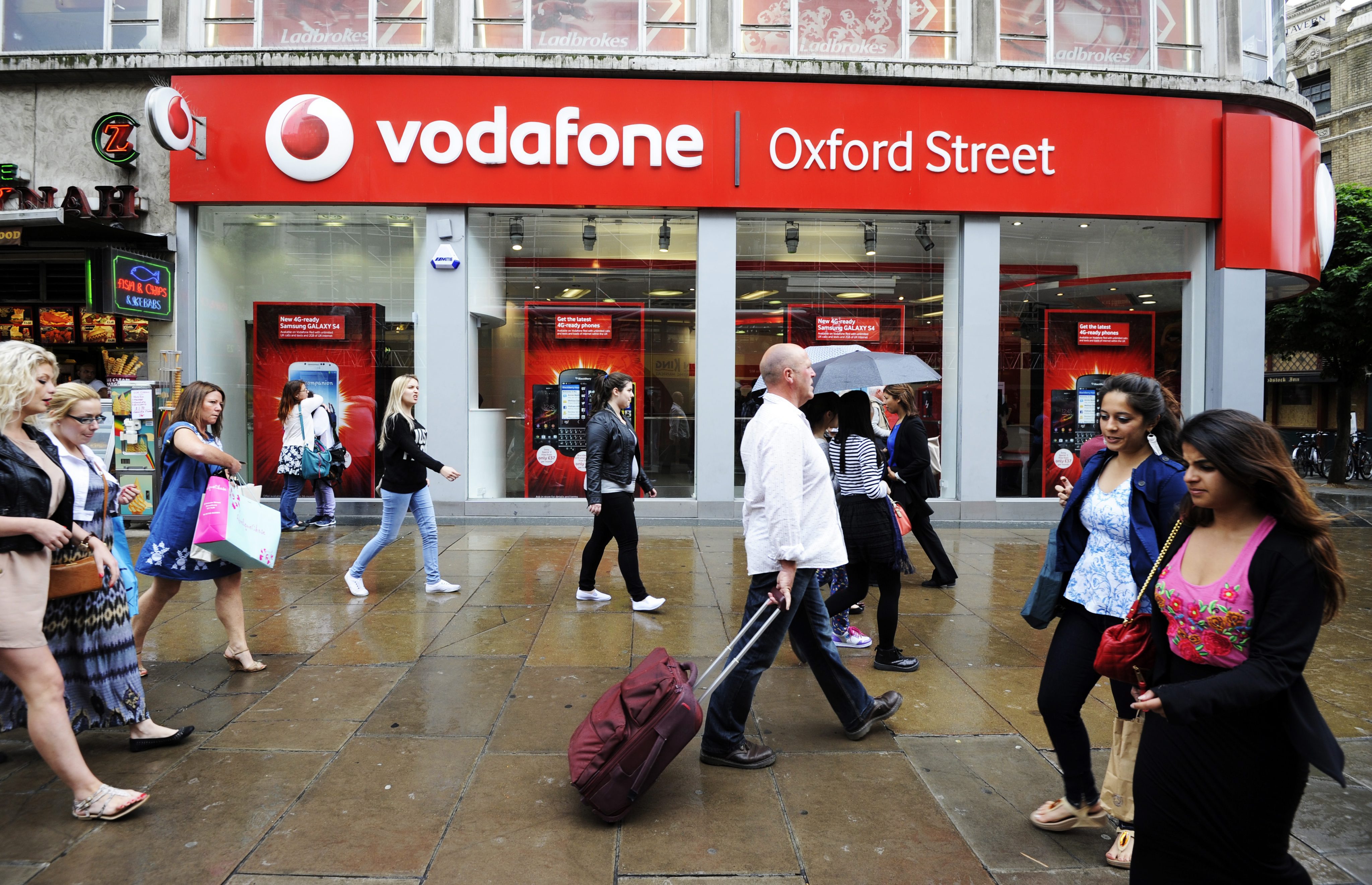 Het Britse telecomconcern Vodafone heeft in Groot-Brittannië over het in maart afgesloten fiscale jaar voor het tweede jaar op rij geen winstbelasting hoeven te betalen. Dat blijkt uit het jaarverslag van Vodafone dat vrijdag werd gepubliceerd. Vodafone maakte melding van zijn belastingen in een nieuw onderdeel in het jaarverslag om kritiek op zijn belastingen te pareren. Vodafone wist te profiteren van belastingvoordelen opinfrastructuurinvesteringen om zo te voorkomen dat winstbelasting moest worden betaald. Daar stond wel tegenover dat 338 miljoen pond aan andere belastingen werd afgedragen en 727 miljoen pond aan investeringen zijn gedaan, onder meer voor het 4G-netwerk. Ook werd ruim 8 miljard pond aan loon voor personeel in Groot-Brittannië gespendeerd, aldus het bedrijf. ,,Particulieren en bedrijven hebben de wettelijke plicht om belastingen te betalen, maar die verplichtingen gaan niet zo ver dat meer dan het wettelijke bedrag moet worden betaald'', aldusVodafone. Bevroren Verder bleek uit het jaarverslag dat de totale beloning voor Vodafone-topman Vittorio Colao afgelopen boekjaar met 30 procent is gedaald tot 11 miljoen pond (12,9 miljoen euro). Dat komt door een fors lagere langetermijnbonus. Die ging met 34 procent omlaag tot 7,5 miljoen pond. Het basissalaris van Colao bleef vrijwel gelijk op 1,1 miljoen pond. Vodafone heeft het basissalaris van topbestuurders voor 2013 en 2014 bevroren, nadat de omzet vorig jaar voor het eerst sinds 2005 was gedaald. Ook moest het telecombedrijf miljarden afschrijven op activiteiten in Spanje en Italië.