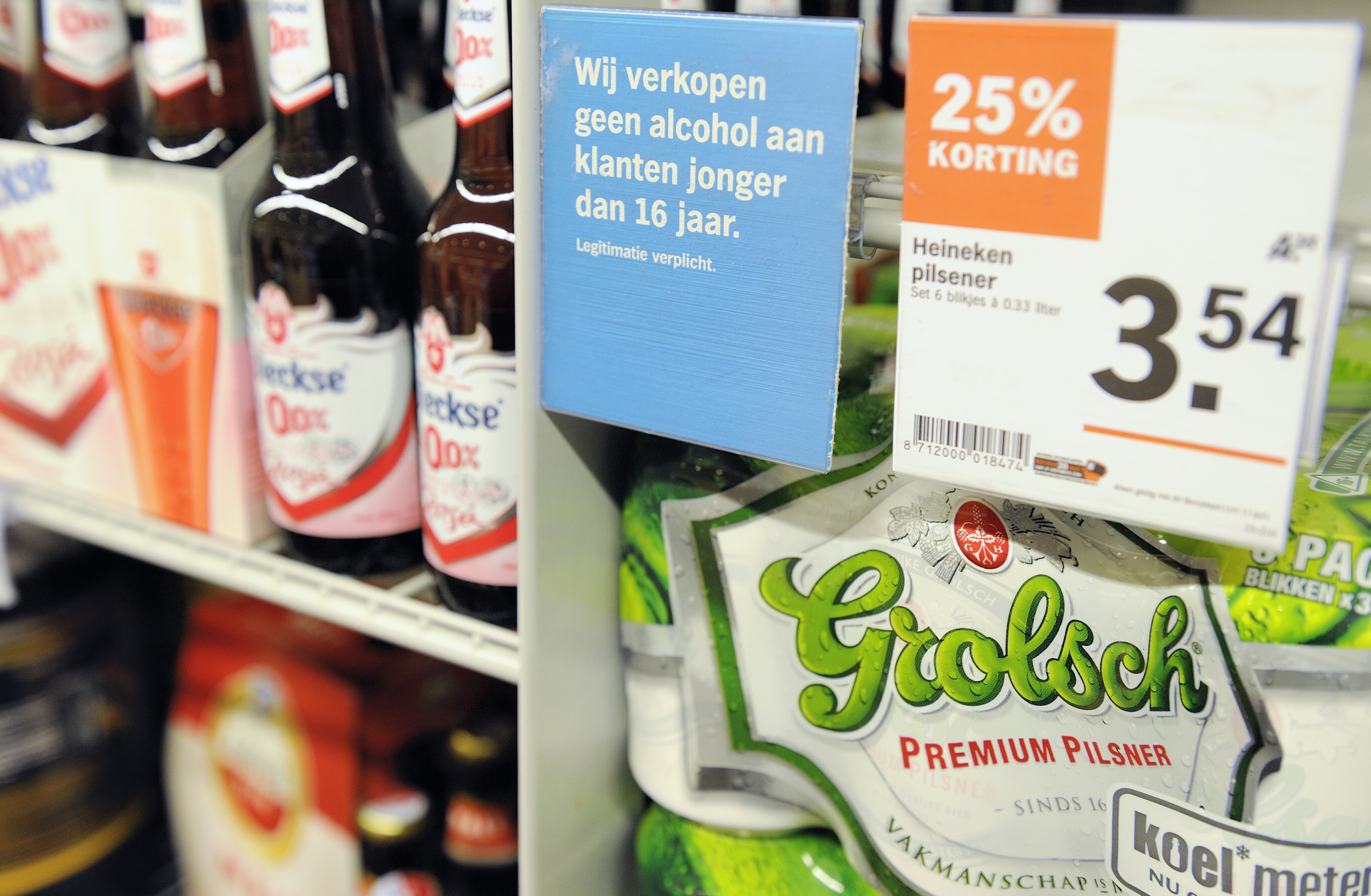 Supermarkten kunnen agressie tegen vaak jonge en onervaren kassamedewerkers voorkomen door aparte ruimtes in te richten voor de verkoop van alcohol en tabak. Daarvoor pleitten de vakbonden FNV Jong en FNV Bondgenoten maandag. Volgens de bonden krijgt sinds de minimumleeftijd voor de verkoop van drank en sigaretten is verhoogd naar 18 jaar, bijna de helft van het supermarktpersoneel te maken met boze klanten. Hoewel er nog geen meldingen zijn van daadwerkelijk fysiek geweld, kunnen de reacties volgens onderhandelaar Henk van der Ploeg van FNV Bondgenoten "voor een meisje van 16 uitermate intimiderend zijn''. De vakorganisatie spreekt van een onhoudbare situatie. "Aan de ene kant moet gevraagd worden om een legitimatiebewijs, anders raak je je baan kwijt. Aan de andere kant word je dan geconfronteerd met boze klanten en worden jou niet de middelen aangereikt om daar op een veilige manier mee om te gaan. Dat moet anders", aldus voorzitter Robbert Coenmans van FNV Jong. Alcohol en tabak hoeven wat de vakbonden betreft niet helemaal te worden verbannen uit de supermarkt. "Een scheidingswandje kan al voldoende zijn'', aldus Van der Ploeg. Controle van de leeftijd kan dan bij binnenkomst gebeuren in plaats van bij de kassa. Daarvoor zou personeel boven de 18, "met overwicht en ervaring'' moeten worden ingezet.