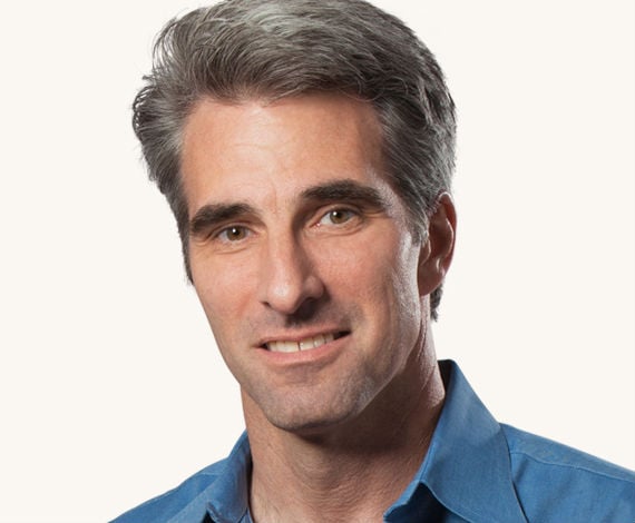 Craig Federighi, Apple's nieuwe baas van de softwaredivisie, is een van de nieuwe publieke gezichten van Apple. Deze week stond de 44-jarige Federighi voor het eerst in de spotlights tijdens Apple's conferentie voor softwareontwikkelaars. Apple's iPhone is vijf jaar na de introductie bijgehaald door de concurrentie. En ook de iPad heeft veel te duchten van op Android draaiende tablets van Koreaanse makelij. Software en gebruikersgemak lijkt het nieuwe speerpunt van Apple waarmee het zich van de concurrentie wil onderscheiden. In feite is dat terug naar de kern, want het is waarin Apple in de beginjaren van het bedrijf in de jaren tachtig in uitblonk. Bij de focus op software hoort ook een nieuwe gezicht dat die boodschap goed kan uitdragen. Een 'nerd' uit het veld die het goed doet bij de Apple-fans, maar die toch de charme en het charisma heeft om de grote massa aan te spreken. Craig Federighi lijkt na zijn succesvolle optreden afgelopen maandag die man, zo concludeert The Wall Street Journal. Federighi is sinds oktober de baas van zowel de Mac OS X als de iOS-software, nadat Scott Forstall moest opstappen als de baas van de iOS-divisie die zich bezighoudt met de ontwikkeling van software voor mobiele apparaten. Forstall vertrok na het fiasco van Apple Maps. De introductie van een eigen navigatie en kaartenapp faalde faliekant.