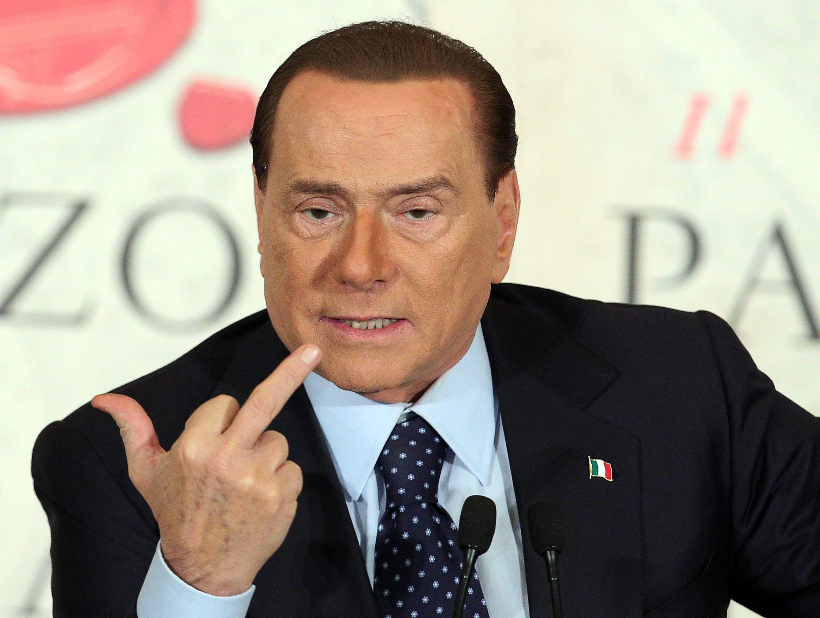 Silvio Berlusconi gaat woensdag in gesprek over de gedeeltelijke verkoop van voetbalclub AC Milan, waarvan hij de eigenaar is. Dat meldt een bron uit de omgeving van de Italiaanse ex-premier. Onderhandelingspartner van Berlusconi is de Thaise zakenman Bee Taechaubol, over wie in februari al werd gemeld dat hij een bod van 1 miljard euro had uitgebracht op de Serie A-club. Volgens de bron is het overleg 'heel belangrijk', maar worden er nog geen knopen doorgehakt. Het Italiaanse financiële dagblad Sole 24 Ore schreef woensdag dat Taechaubol nu van plan is een bod van 500 miljoen euro uit te brengen op AC Milan. De Thai zou in ruil voor dat bedrag voor 51 procent eigenaar van de voetbalclub worden. Berlusconi sleutelt aan imperium Het is goed mogelijk dat Berlusconi's besluit om AC Milan voor een deel te verkopen, te maken heeft met de moeilijke periode waarin de club zich momenteel bevindt. De Rossoneri hebben een schuld van 250 miljoen euro, en draaiden in 2014 ruim 90 miljoen euro verlies. Ook sportief gaat het de Milanezen met een tiende plaats in de competitie, ruim buiten het bereik van plaatsing voor Europees voetbal, niet voor de wind. De verkoop van AC Milan is onderdeel van Berlusconi's plan om te schuiven met de activiteiten van zijn bedrijvenimperium Fininvest. De oud-politicus poogt een monopolie te krijgen op zendmasten in Italië, maar Berlusconi wordt daarbij tegengewerkt door de Italiaanse politiek.
