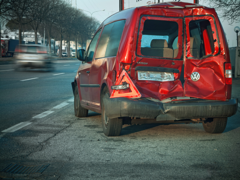 1. Geef als baas het goede voorbeeld Als de directeur het bedrijfsterrein op- en afscheurt en zijn auto ergens neersmijt voor hij uitstapt, is de kans klein dat het personeel wél voorzichtig met de bedrijfsauto’s omgaat. Zolang het management niet het goede voorbeeld geeft, hebben andere maatregelen om rijgedrag van medewerkers te verbeteren, weinig zin. 2. Loop even mee naar de auto van de sollicitant Als een toekomstig medewerker veel de weg op moet voor de zaak, werp dan even een blik op zijn auto als hij komt solliciteren. Hoe staat die auto geparkeerd? Is het binnenin een bende? Zo ja, dan kun je wel raden hoe hij straks met de bedrijfsauto omgaat. 3. Verbied dvd-spelers Het klinkt misschien onwaarschijnlijk, maar sommige vrachtwagenchauffeurs bekijken complete films als ze onderweg zijn. Zo heb ik wel eens gehoord dat sommigen afstanden weergeven in filmaantallen. ‘Parijs is drie dvd’s’. Films kijken tijdens het rijden is levensgevaarlijk. 4. Plaats een telefoonnummer op de bedrijfsauto Werknemers die in een bedrijfsauto bumperkleven, afsnijden of geen voorrang verlenen, leveren forse imagoschade op. Naam of logo van het bedrijf staan immers op de auto. Tip: zet daar ook het telefoonnummer bij met eventueel de oproep om te bellen bij asociaal of juist voorbeeldig rijgedrag. Dat klinkt misschien kinderachtig, maar reken maar dat er een enorme preventieve werking van uitgaat. Een andere mogelijkheid: monitor het rijgedrag door de plaatsing van een track-and-tracesysteem in de auto. Op basis van de gegevens daarvan zou je veilige of zuinige weggebruikers onder het personeel zelfs (financieel) kunnen belonen. 5. Geef rijvaardigheidstrainingen Autoschades kosten bedrijven veel geld. Niet eens zo zeer door de directe schade zelf. Maar vooral door alle verborgen kosten. De auto moet naar de garage en weer terug. Afspraken worden geannuleerd. Vervangend vervoer moet worden geregeld. Veel administratieve rompslomp en ergernissen. Een prima beheersmaatregel is daarom een periodieke rijvaardigheidstraining voor bestuurders om ze meer inzicht te geven in het voertuig en het verkeer. Want praten over veilig rijden is goed. Maar veilig rijden in de praktijk voordoen, werkt natuurlijk beter. Klik hier eens voor een voorbeeld van zo’n trainig. 6. Ontmoedig bellen in de auto In de auto bellen zonder carkit doen de meeste werknemers niet meer. Maar handsfree bellen gebeurt wel massaal. Omdat dat niet verboden is, leeft het idee dat dat veilig is. Niets is minder waar. Op basis van verschillende onderzoeken concludeert de Stichting Wetenschappelijk Onderzoek Verkeersveiligheid (SWOV) dat handsfree bellen in de auto net zo gevaarlijk is als bellen met de telefoon in de hand. Volgens de SWOV vallen er jaarlijks bijna zeshonderd verkeersslachtoffers (doden en ernstig gewonden) door bellen tijdens het rijden. Ontmoedig het personeel daarom om te bellen in de auto. Steeds meer bedrijven doen dat. Zo lang zijn de afstanden in Nederland niet. En voor echt dringende telefoontjes parkeert een werknemer de bedrijfsauto maar even. 7. Werk het personeel in Een rondje langs alle collega’s krijgen nieuwe medewerkers bij bedrijven vaak nog net. Maar verder worden ze vaak belabberd ingewerkt. Maak tijdens de inwerkperiode duidelijk wat de normen van het bedrijf zijn, zeker ook wat betreft de omgang met bedrijfs- en leaseauto’s. En blijf eraan refereren. Interpolis kan daar overigens bij helpen. Wij verzorgen presentaties om het personeel bewuster te maken van zijn rijgedrag. Lees hier hoe attractieverhuurder Moonen op die manier de schade heeft teruggebracht. Arjan Hendriksen is manager risicobeheersing van Interpolis. In een reeks bijdragen laat hij bedrijven zien hoe ze doordacht kunnen omgaan met risico’s. Interpolis is partnerexpert van Z24. Meer informatie op www.interpolis.nl/bedrijfsrisico