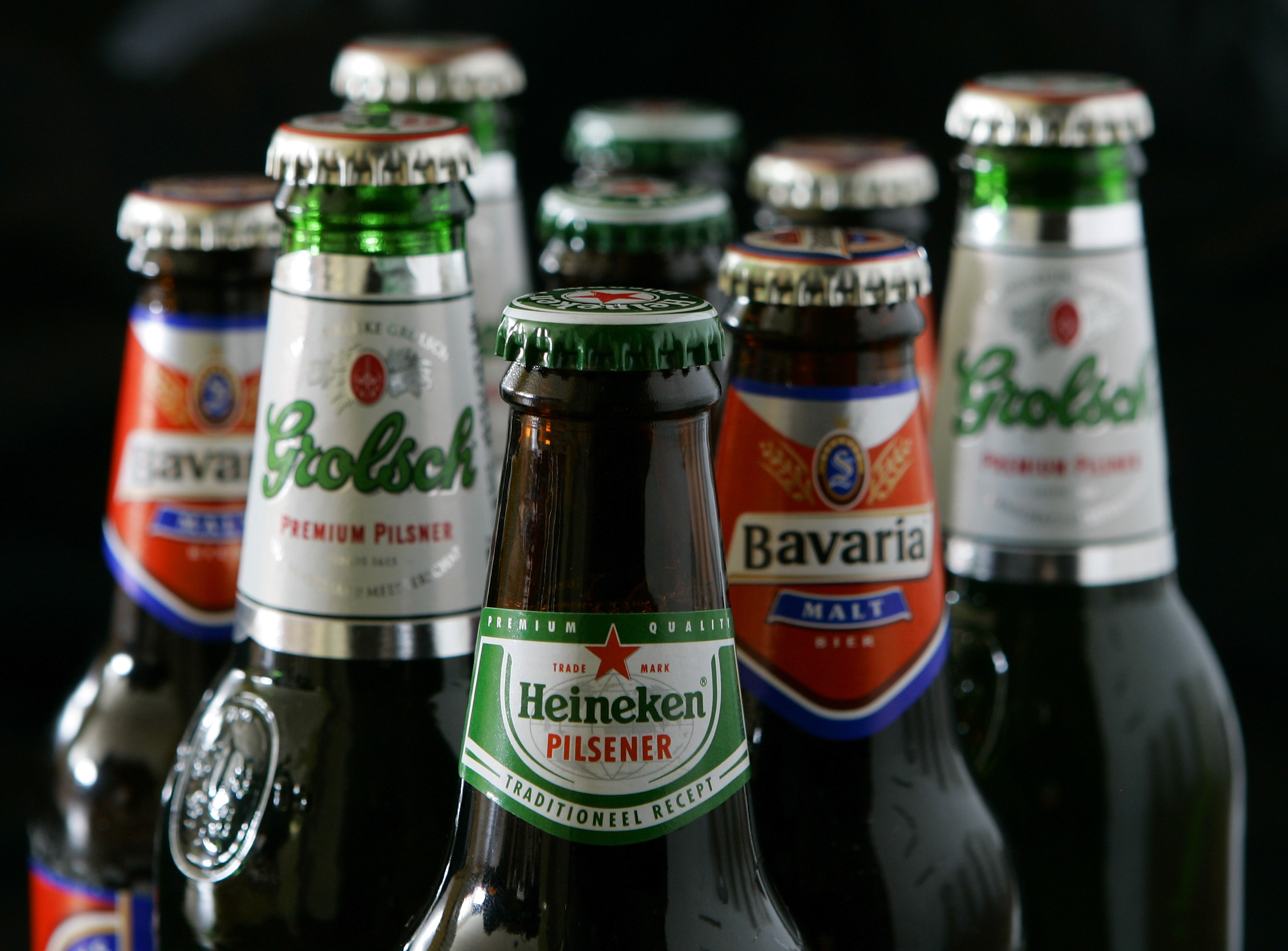 Een verbod op exclusieve afnameverplichtingen in contracten tussen bierbrouwers en horecaondernemers is niet nodig. De biermarkt is voldoende dynamisch zolang brouwerijen strijden om verkooppunten en horecaondernemers onderling concurreren. Dit stelt de Autoriteit Consument & Markt (ACM) in een vrijdag gepubliceerde analyse van de biermarkt in Nederland. ,,Het effect van deze verplichtingen op de mededinging is niet zo groot dat dit een verbod zou rechtvaardigen. Maar we vinden het wel van belang dat de onderhandelingspositie van de horecaondernemer ten opzichte van de brouwer wordt versterkt", aldus bestuursvoorzitter Chris Fonteijn van ACM. De toezichthouder pleit in dat verband voor duidelijker en eenvoudiger contracten tussen brouwers en horecaondernemers. De voorwaarden op langere termijn, bijvoorbeeld bij tussentijdse beëindiging, afschrijvingssystematiek en de waarde van bruikleengoederen zijn beter te regelen, zegt de ACM. Dat maakt het voor de horeca-exploitant eenvoudiger naar een andere brouwer over te stappen. Bierbrouwers en horecaondernemers kunnen afspreken zich voor langere tijd aan elkaar te binden. De analyse laat zien dat ruim 20 procent van de ondernemers ongebonden is. Andere ondernemers hebben een tapinstallatie in bruikleen (ruim 50 procent), huren het pand (17 procent) of ontvangen een lening (10 procent). De toezichthouder constateert dat ongebonden ondernemers in de praktijk geen lagere inkoopprijzen betalen dan gebonden ondernemers. Ondernemers die een pand huren van een brouwer hebben wel een slechtere onderhandelingspositie. Hun aandeel (17 procent) is echter niet zo groot dat hierdoor onvoldoende concurrentie overblijft. ACM maakte de analyse naar aanleiding van rapporten van onderzoeksbureau EIM en een oproep van onder andere Koninklijke Horeca Nederland.