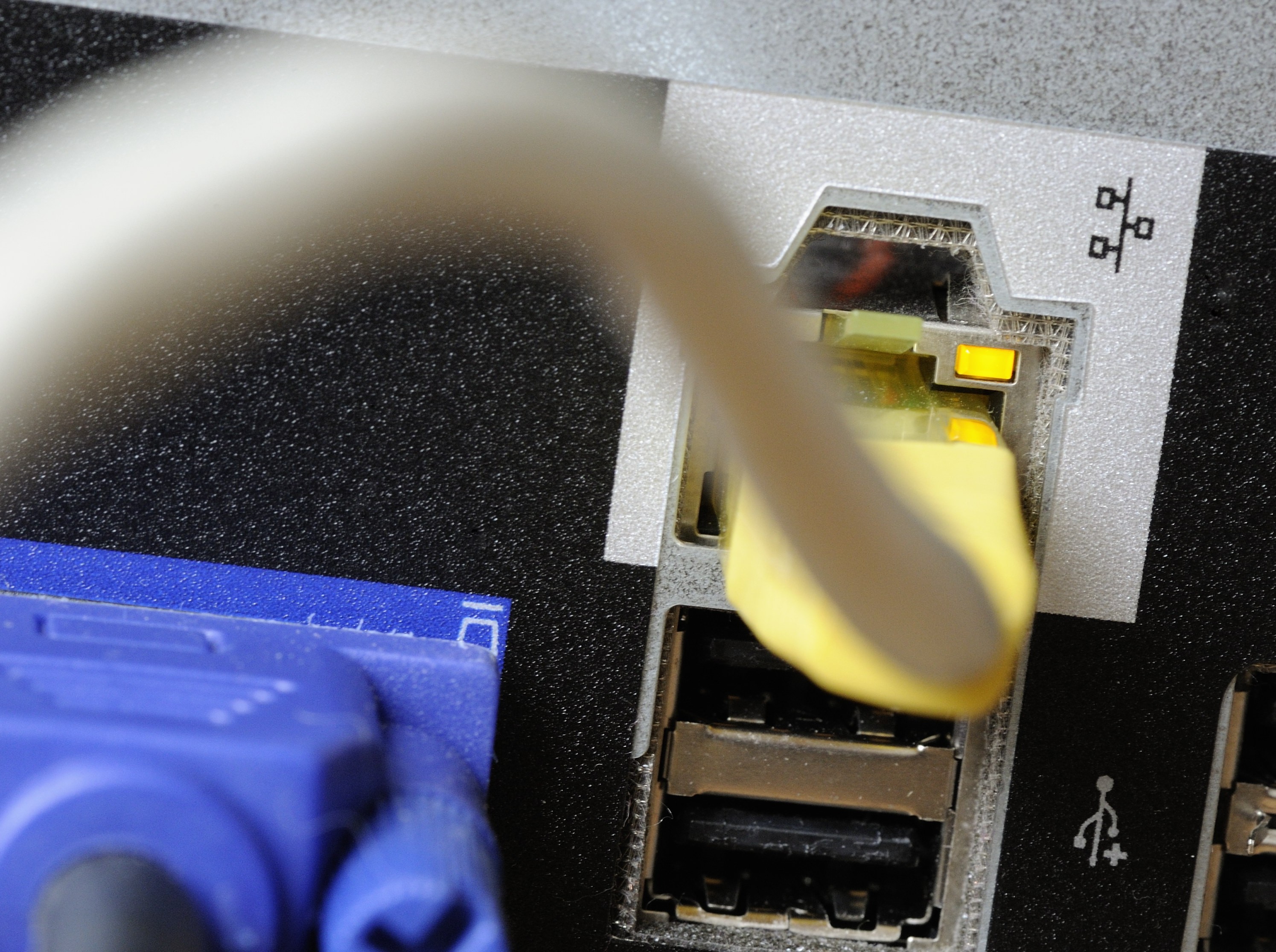 Tientallen verbindingen voor dataverkeer van het Nederlandse telecomconcern KPN waren jarenlang het doelwit van de Duitse geheime dienst samen met de Amerikaanse inlichtingendienst NSA. Dat zegt de Oostenrijkse politicus Peter Pilz, die donderdag tijdens een persconferentie in Brussel een lijst met verbindingen liet zien. De Amerikanen maakten een lijst met prioriteiten en op basis van die lijst tapte de Duitse Bundesnachrichtendienst (BND) deze verbindingen in Frankfurt af. Welke ondernemingen of organisaties doelgericht werden afgetapt, is nog niet duidelijk. De afluisterpraktijken begonnen in 2005. KPN liet weten de zaak zeer serieus te nemen en alles te onderzoeken. Het concern denkt hier "enkele weken op zijn minst" voor nodig te hebben. Het zou gaan om minimaal 71 zogeheten STM1-dataverbindingen, waarbinnen weer meerdere kanalen zitten. Op dit moment weet KPN niet wie er afgeluisterd is, maar het concern erkent wel dat het een verbindingspunt heeft in Frankfurt. Economische spionage GroenLinks-Europarlementariër Judith Sargentini vreest economische spionage. "Wie zegt mij dat de BND niet meeluisterde bij grote Nederlandse bedrijven als Shell, DSM of Unilever of internationale organisaties zoals Europol of het Internationaal Strafhof in Den Haag?!" Dinsdag schreef minister Ronald Plasterk (Binnenlandse Zaken) nog aan de Tweede Kamer dat er "thans geen aanwijzingen" zijn dat Nederland een afluisterdoel was van de Duitse geheime dienst. Hij heeft nog steeds een verzoek om nadere informatie in Duitsland uitstaan en blijft daar ook nu op wachten. Plasterk benadrukt opnieuw dat Nederland het niet acceptabel vindt dat een buitenlandse mogendheid zonder toestemming inlichtingenactiviteiten in ons land ontplooit.