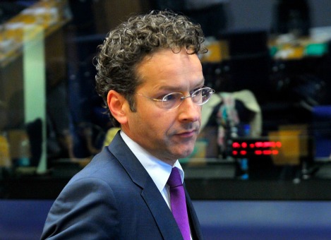 Het kabinet komt op Prinsjesdag met een stimuleringspakket en met nieuwe maatregelen om de woningmarkt los te trekken. Dat zei minister van Financiën Jeroen Dijsselbloem woensdag. De situatie op de huizenmarkt is volgens hem het belangrijkste probleem van Nederland op dit moment; het remt het economische herstel erg. De problematiek heeft ook "een geweldig negatief effect op het consumentenvertrouwen". Het kabinet nam al eerder maatregelen om de woningmarkt los te trekken, maar toch zit die nog "volledig in het slop", aldus Dijsselbloem. "De structurele problemen hadden veel eerder moeten worden aangepakt. De genomen maatregelen hebben ten dele tijd nodig, maar we zullen ook met extra plannen komen. Veel gezinnen met een hypotheek staan nu onder water. Daar zullen we op terugkomen." Fiscale maatregelen Bij het stimuleringspakket gaat het niet om miljarden van de overheid, want die zijn er volgens Dijsselbloem niet. Het kabinet wil met onder meer fiscale maatregelen pensioenfondsen en burgers verleiden om hun vermogen in Nederland te investeren. Garanties dat dat daadwerkelijk lukt, kan hij niet geven. "Er zijn vermogens beschikbaar die in het buitenland zijn geïnvesteerd, of helemaal niet. Die gewoon zijn gestald. Dat doen we in Nederland heel veel; we zijn goed in sparen en potjes vormen. Als we dat geld kunnen losmaken door de fiscale behandeling te veranderen, kan dat een geweldige stimulans zijn voor de economie." Geen extra bezuinigingen Dijsselbloem zegt niet verrast te zijn over de cijfers van het CBS en het CPB over de Nederlandse economie. Hij is wel teleurgesteld, "omdat je hoopt dat de economie sneller herstelt". Dijsselbloem zei dat het kabinet niet extra gaat bezuinigen, bovenop de al eerder aangekondigde 6 miljard euro. Het kabinet zal volgens hem niet "blind" of "dogmatisch" achter de EU-norm van een begrotingstekort van maximaal 3 procent aan jagen, maar "een stap zetten" om de begroting op orde te krijgen, met oog op economisch herstel. Het bezuinigingspakket wordt een combinatie van "slimme besparingen bij de overheid en zo min mogelijk lastenverhogingen, maar wel zo dat werken blijft lonen en bedrijven gestimuleerd worden te investeren".