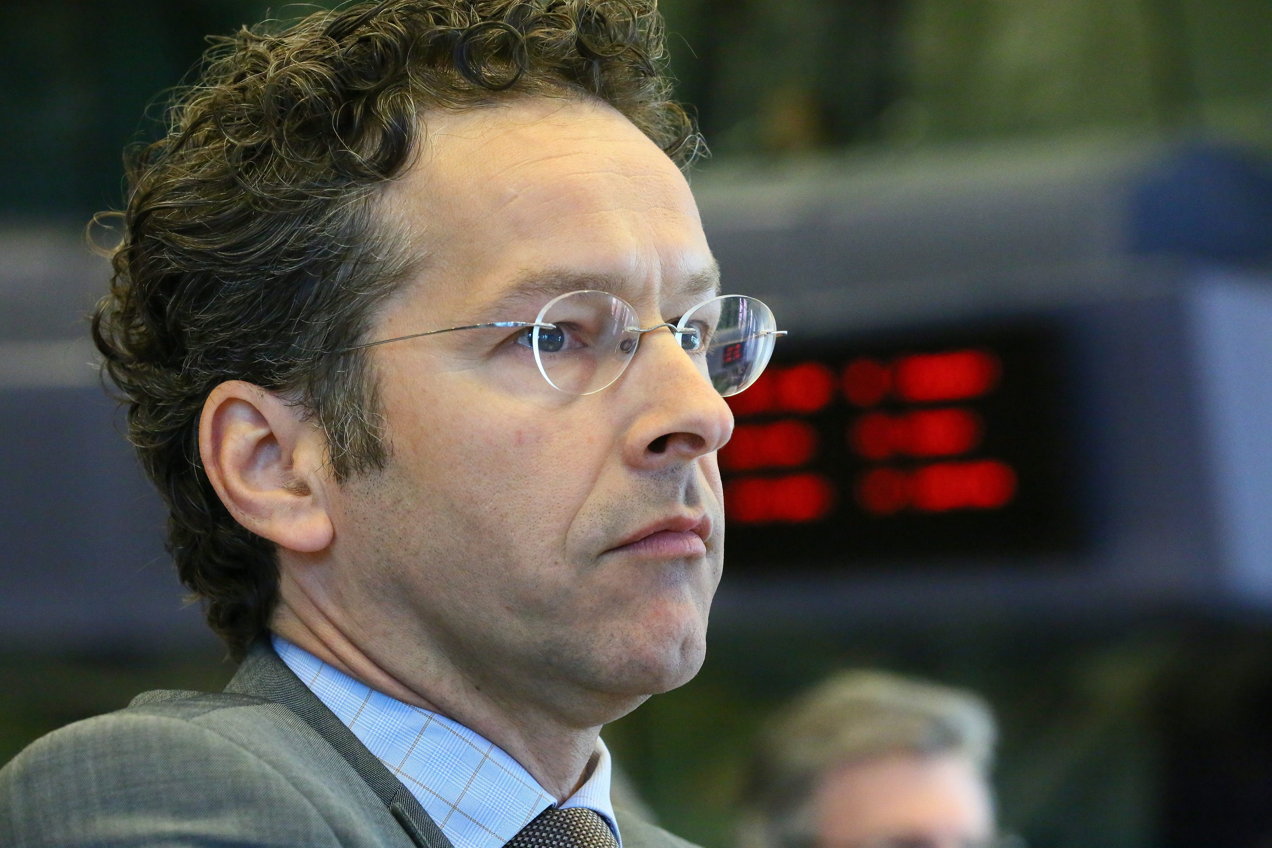 Brussel staat open voor de voorstellen van de Nederlandse minister van Financiën, Jeroen Dijsselbloem, om de Europese begrotingsregels voor de eurozone verder aan te scherpen. Die suggesties zullen de komende tijd ongetwijfeld worden meegenomen in de discussie over verdere economische en monetaire samenwerking, aldus de Europese Commissie dinsdag. Dijsselbloem, tevens voorzitter van de eurogroep, wil strengere afspraken en extra controles voor landen die meer tijd krijgen om hun begrotingstekort terug te dringen tot de Europese limiet. Uitstel kan alleen nog als een land wordt verplicht cruciale hervormingen door te voeren, vindt de bewindsman. Dijsselbloem haalde in een speech aan dat de begrotingsregels het nu mogelijk maken dat een land respijt krijgt voor het terugdringen van het tekort, zoals dat bij Nederland nu en waarschijnlijk volgend jaar weer het geval is. Die flexibiliteit kent nu nog geen voorwaarden in de regels van het stabiliteits- en groeipact en Dijsselbloem wil de flexibiliteit koppelen aan concrete hervormingen. De Europese Commissie steunt de "algemene geest'' van het pleidooi. Wel benadrukt Brussel dat landen die meer tijd krijgen, nu al aan strikte voorwaarden moeten voldoen.