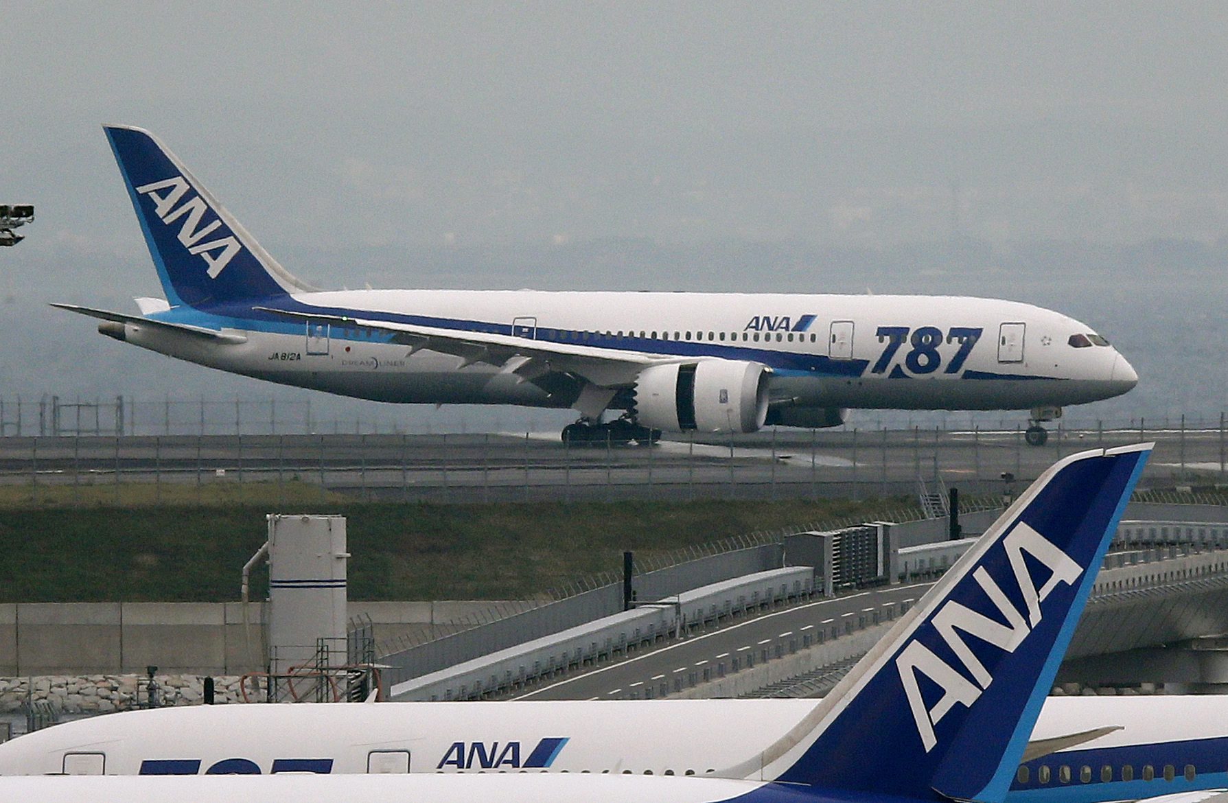 In Japan hebben zich opnieuw problemen voorgedaan met de Boeing 787 Dreamliner. Woensdag wilde een Dreamliner van All Nippon Airways (ANA) vertrekken van Yamaguchi Ube Airport op weg naar Tokio Haneda, maar een van de motoren weigerde dienst, waarna de passagiers op andere vluchten werden overgeboekt. Een dag eerder keerde een Dreamliner van Japan Airlines (JAL) kort na het opstijgen vanaf Haneda terug, nadat de piloten een storing van het de-icingsysteem hadden ontdekt. En afgelopen maandag moest ANA een vlucht met een Dreamliner tussen Fukuoka en Tokio annuleren, nadat instrumenten in de cockpit aangaven dat de linker motor niet goed functineerde. Beide maatschappijen hebben benadrukt dat de problemen niets te maken hadden met de lithium-ion accu’s. Tussen medio januari en medio april bleven alle tot dan toen afgeleverde Dreamliners (vijftig) aan de grond nadat enkele van deze accu’s oververhit waren geraakt. Het waren vooral de Japanse Dreamliners die kampten met de problemen; ANA en JAL hebben samen ook de helft van het aantal afgeleverde Dreamliners in dienst. Hoewel Boeing de oorzaak nooit heeft gevonden, zegt de fabrikant dat inderhaast ontwikkelde veiligheidsmaatregelen er nu voor zorgen dat er geen brandgevaar meer bestaat voor de accu’s. Alle Dreamliners, waarvan er inmiddels 57 zijn afgeleverd, zijn sinds medio april weer in dienst. In het orderboek van Boeing staat nog ruim 800 exemplaren.