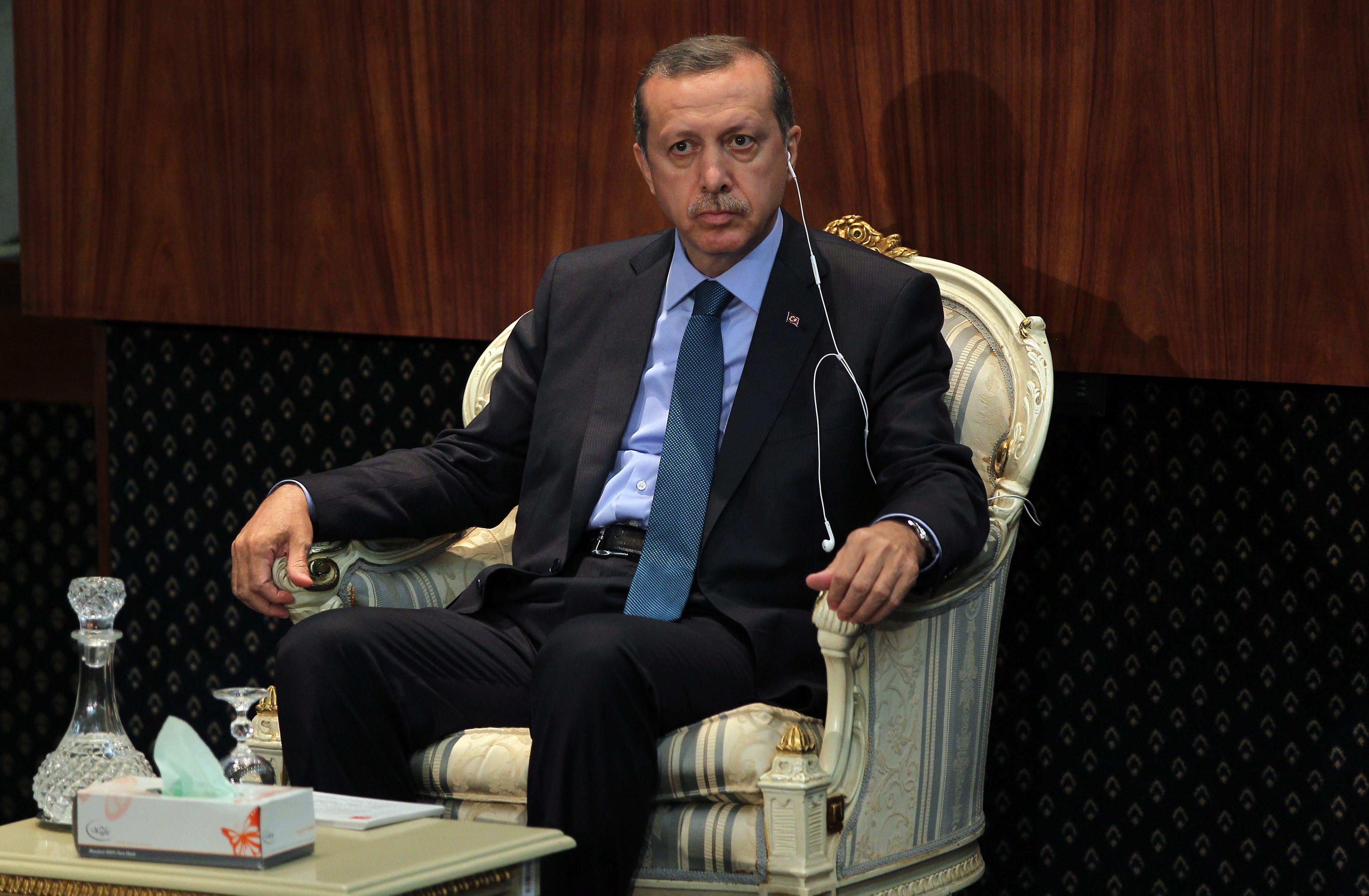 Hackers die zich Anonymous Turkey noemen, hebben woensdag gezegd dat ze vertrouwelijke informatie hebben bemachtigd van e-mailaccounts van naaste medewerkers van premier Recep Tayyip Erdogan. De informatie heeft betrekking op de protesten en onlusten die afgelopen dinsdag begonnen en in het weekeinde een climax bereikten. In de burelen van de Turkse premier is bevestigd dat e-mailaccounts zijn aangevallen, maar de doelwitten zijn afgesloten van het netwerk rond de premier.
