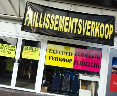 Het aantal faillissementen is in het eerste kwartaal van 2014 met bijna een kwart gedaald ten opzichte van de overeenkomstige periode vorig jaar. Dat maakte Faillissementsdossier.nl maandag bekend. In de eerste drie maanden van dit jaar gingen 2672 bedrijven en instellingen bankroet tegen 3470 in 2013. Sinds de zomer van 2013 is het aantal faillissementen gestaag gedaald. Ondanks de afname, blijft het aantal faillissementen relatief hoog. In het eerste kwartaal van 2008, nog voor het uitbreken van de crisis, vroegen slechts 1686 bedrijvende een faillissement aan. Dat was 40 procent minder dan in de eerste drie maanden van 2014. Faillissementswet Of de daling de rest van dit jaar doorzet, is onduidelijk. ‘De crisis heeft niet alleen conjuncturele, maar ook structurele oorzaken’, meent econoom en faillissementsdeskundige Antonie Kerstholt. ‘Het hele economische landschap is aan het veranderen. Wie daar niet in mee gaat, redt het niet.’ Kerstholt gaat ervan uit dat het aantal faillissementen hoog blijft. Hij wijst daarbij op de komende wijzigingen in de faillissementswet. Daar hebben inmiddels al verscheidene bedrijven gebruik van gemaakt – Marlies Dekker, De Harense Smid - en gaan nog veel meer bedrijven gebruik van maken, voorspelt de econoom. De nieuwe wet biedt bedrijven de mogelijkheid tot een doorstart door middel van de benoeming van een stille bewindvoerder. Bedrijven gaan dan wel failliet, maar maken direct een doorstart, waardoor er zo weinig mogelijk waarde verloren gaat. (Lees het gehele interview met Kerstholt op http://www.faillissementsdossier.nl/nieuws/9460/aantal-faillissementen-blijft-hoog.aspx). Transport en bouw Vooral in de transportsector en in de bouw gingen in het eerste kwartaal minder bedrijven onderuit. In de transportbranche verminderde het aantal faillissementen met bijna veertig procent. Veel transportbedrijven zien hun omzet stijgen. Het internationale distributievervoer, het vervoer van dieren en het tank- en silovervoer lopen daarbij voorop. De rendementen in de sector laten echter nog steeds te wensen over. In de bouw daalde het aantal faillissementen in de eerste drie maanden met 38 procent tot 305. Deze daling is opmerkelijk. Volgens het Economisch Instituut voor de Bouw, het onderzoeksbureau voor de sector, blijft de bouw in 2014 onder druk staan. Het onderzoeksbureau omschrijft dit jaar als een overgangsjaar. Pas vanaf 2015 rekent het instituut weer op krachtige groei. Luxeproduct De horeca daarentegen zag het aantal bankroeten in de periode januari tot en met maart met 15 procent stijgen tot 137. Vooral cafés hebben het zwaar. Zij zien hun omzet al twee jaar onafgebroken teruglopen. Volgens faillissementsexpert Kerstholt heeft de horeca veel last van de achterblijvende koopkracht. ‘Veel consumenten zien een bezoek aan de horeca toch als een luxeproduct. Als mensen minder geld te besteden hebben, is dat één van de eerste dingen waarop ze bezuinigen.’ Noord-Holland was in het eerste kwartaal de provincie met de meeste faillissementen. In Noord- Brabant daalde het aantal faillissementen het meest.