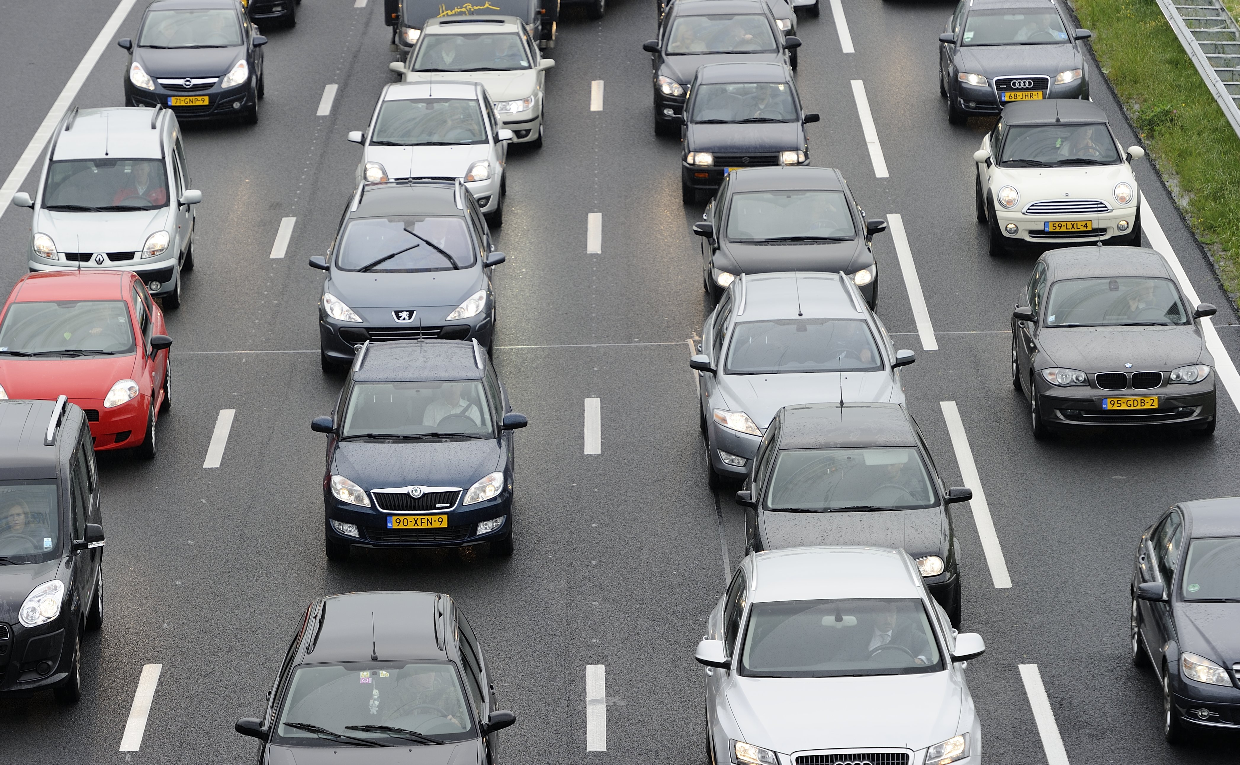 De files zijn in de periode tussen mei en augustus weer iets toegenomen, met 2,3 procent ten opzichte van de 4 maanden ervoor. Dat blijkt uit een rapportage van minister Melanie Schultz van Haegen aan de Tweede Kamer (pdf). Uit het onderzoek blijkt dat wegwerkzaamheden in elk geval niet de oorzaak zijn van de toename van de file. De hinder veroorzaakt door werken aan de weg is namelijk gedaald van 5,1 procent naar 4,3 procent van de filezwaarte. Bovenaan in de filetop 10 staat de A20 van Hoek van Holland naar Gouda tussen Crooswijk en het Terbregseplein, gevolgd door de A16 van Breda naar Rotterdam tussen Prins Alexander en het Terbregseplein. filetop10 filetop20 Het aantal afgelegde kilometers op jaarbasis daalde licht, met 0,9 procent, naar 64,7 miljard. De hoeveelheid uren die alle weggebruikers samen extra hebben moeten reizen is gestegen met 3,5 procent. Hiermee komt het totale reistijdverlies op 44,5 miljoen uur op jaarbasis.