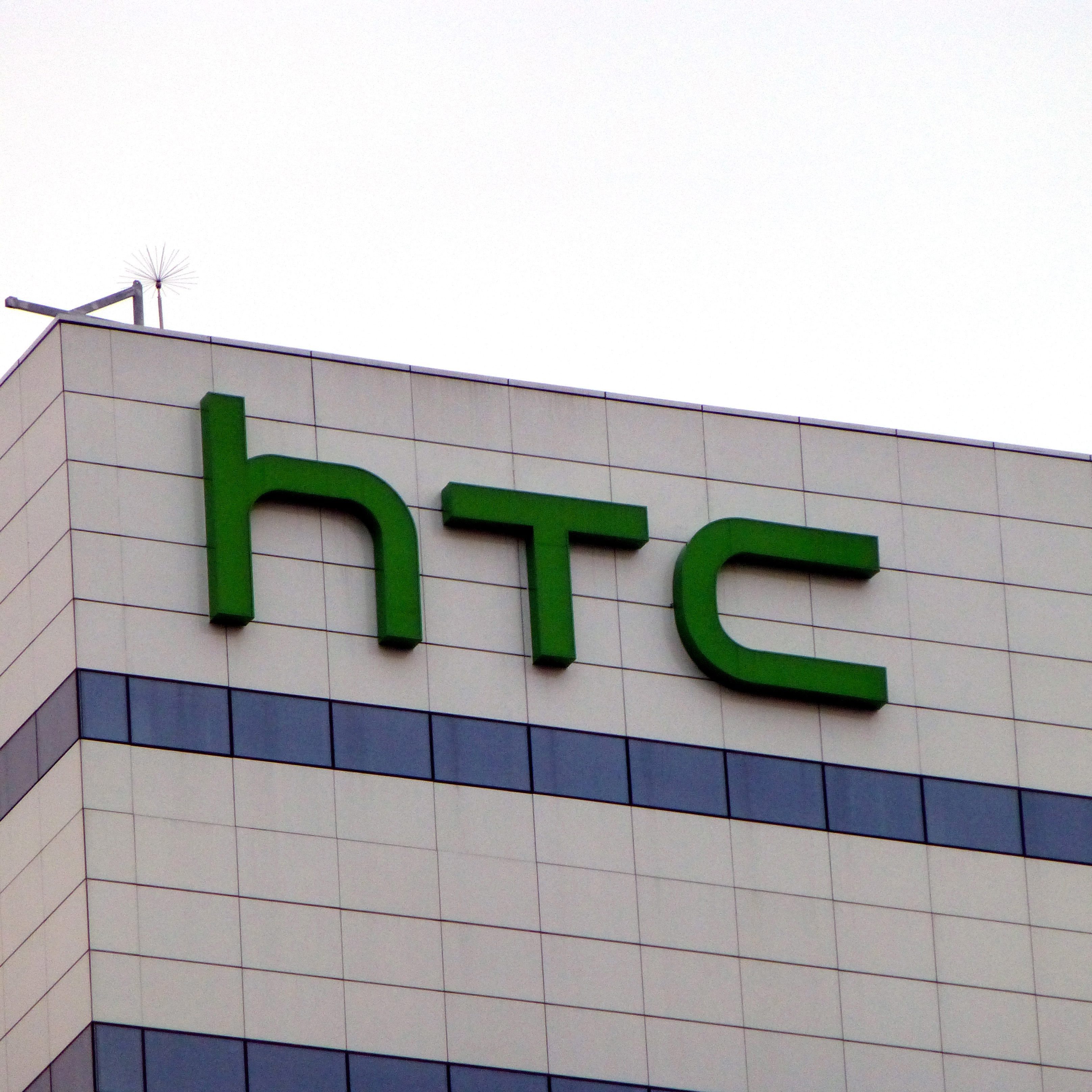 De Taiwanese smartphonefabrikant HTC verwacht in het eerste kwartaal van dit jaar de laagste omzet sinds 2009 te boeken. Dat maakte het bedrijf maandag bekend. HTC verwacht dat de omzet dit kwartaal uitkomt tussen 34 en 36 miljard Taiwanese dollar (823 tot 871 miljoen euro). Vorig kwartaal bedroegen de opbrengsten nog bijna 43 miljard dollar, een kwartaal daarvoor was de omzet 49 miljard dollar. HTC wordt hard geraakt door de felle concurrentiestrijd met Apple en Samsung. De omzet van het bedrijf gaat al jaren op rij omlaag. Het marktaandeel van HTC op de wereldwijde smartphonemarkt brokkelt daardoor steeds verder af.