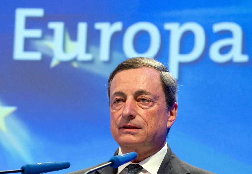 De Europese Centrale Bank (ECB) moet zijn best doen zo duidelijk mogelijk te maken hoe zijn beleid tot stand komt. Dat stelde ECB-president Mario Draghi donderdag tijdens een toespraak in Amsterdam. Draghi wees erop dat transparantie over de besluitvorming de ECB in staat stelt verwachtingen beter te managen. Door de crisis en de ongewone maatregelen die werden genomen om de crisis te bestrijden is het voor de markten en het publiek moeilijker geworden het gedrag van de ECB te voorspellen. Volgens Draghi zou het ,,logisch'' zijn notulen te publiceren van de beleidsvergaderingen van de ECB. Daarbij kan volgens hem worden overwogen minder vaak te vergaderen, om een overvloed aan informatie vanuit de centrale bank en overdreven verwachtingen over de mogelijke acties van de ECB te voorkomen.