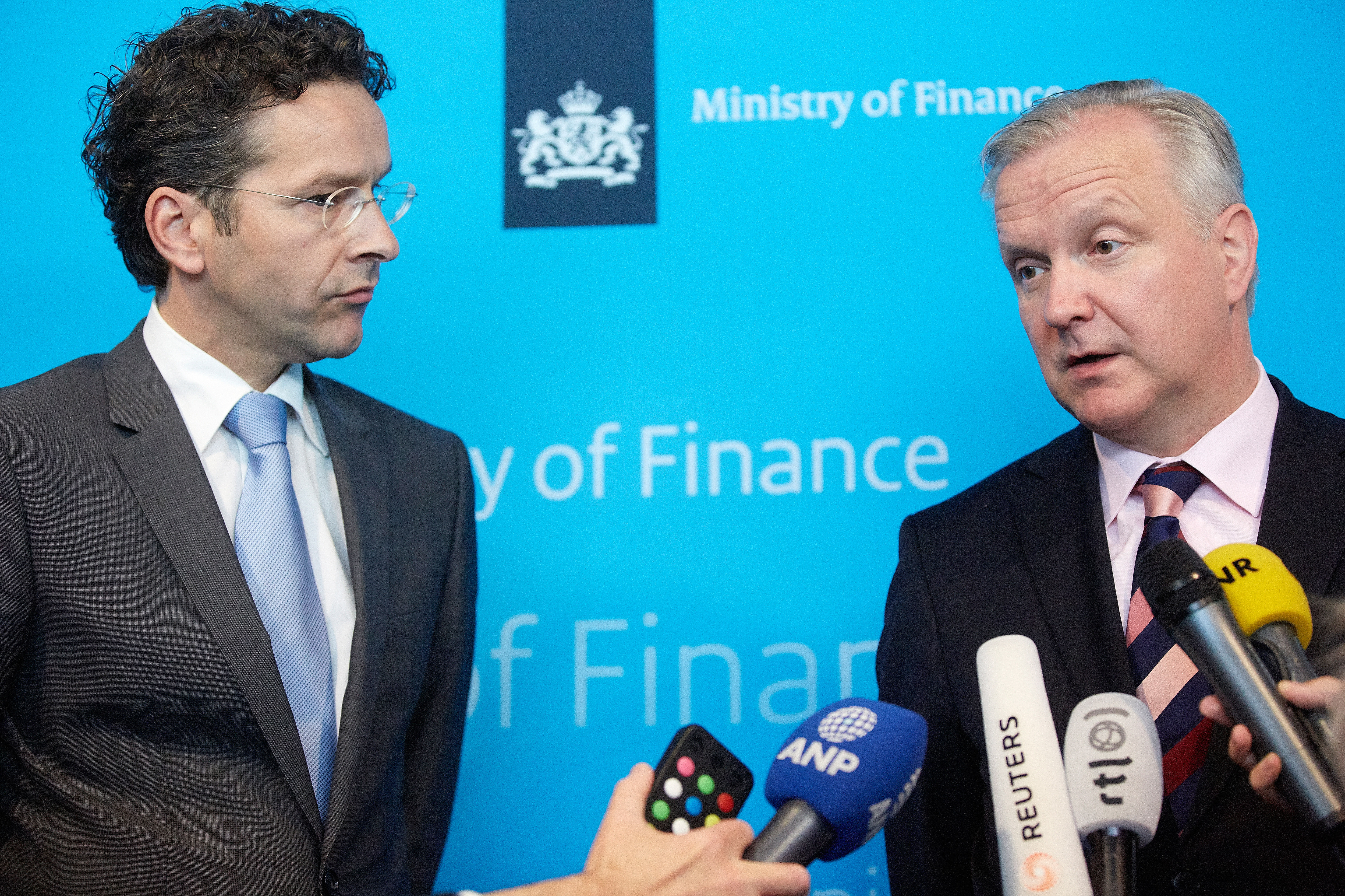 Nederland kan mogelijk meer tijd krijgen om het begrotingstekort onder de 3 procent te krijgen als de economische groei tegenvalt. Eurocommissaris Olli Rehn zei dat dinsdag na een gesprek met minister Jeroen Dijsselbloem van Financiën. ,,Als de groei verslechtert heeft dat ook een impact op het begrotingstekort. Dan is het volgens het begrotingspact mogelijk om een verlenging van de deadline te overwegen, op voorwaarde dat de structurele hervormingen worden uitgevoerd'', zei Rehn. Rehn had Nederland eerder aangeraden om een veiligheidsmarge aan te houden en het overheidstekort volgend jaar naar 2,8 procent te brengen, waar 3 procent de afspraak is in het Europese begrotingspact.