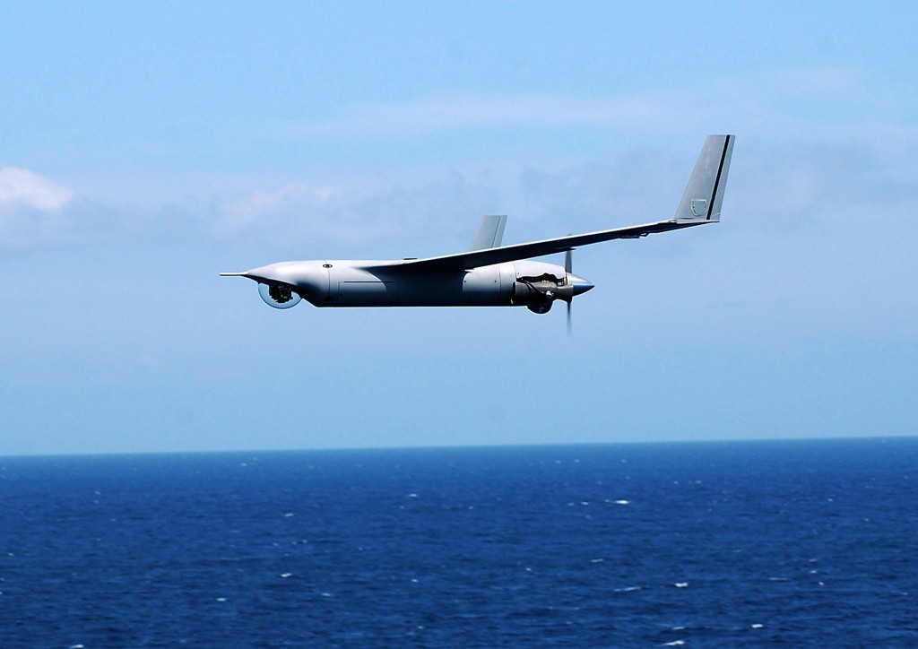 Defensie kan vanaf woensdag vliegen met een nieuwe drone, een onbemand vliegtuigje dat vanaf 5 kilometer hoogte foto's of video's van de grond kan maken en meteen naar een grondstation kan sturen. De drone kan in uitzonderlijke situaties ook ter beschikking worden gesteld aan politie, justitie of burgemeesters. Een woordvoerder van de landmacht bevestigde woensdag berichtgeving daarover in het AD. De drone kan afhankelijk van het weer tussen de 16 en 24 uur in de lucht blijven en heeft een bereik van tussen de 70 en 100 kilometer. Defensie heeft 12 drones van het type ScanEagle aangeschaft met drie bijbehorende grondsystemen. Defensie beschikte al langer over ScanEagles maar die verzonden de data op analoge wijze. Het nieuwe type doet dat digitaal. Als de drone wordt ingezet op verzoek van civiele autoriteiten, is dat voor het bestrijden van een crisis als een grote brand, het opsporen van drugskwekerijen of het verbeteren van de veiligheid op plekken waar grote mensenmassa's bijeen zijn.