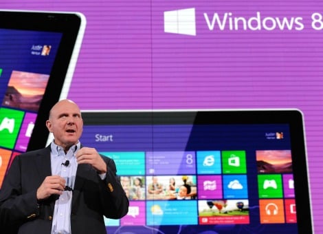 De startknop komt niet terug in de eerste grote update van Windows 8. Maar Microsoft brengt wel een deel van de functionaliteit van het welbekende startmenu terug. De vraag naar Windows 8 valt tegen. Zoveel is duidelijk, acht maanden na de lancering. Of dat nu komt doordat de pc's minder gewild zijn, doordat de juiste hardware nog niet op de markt is of door de nieuwe interface. Over dat laatste werd in ieder geval veelvuldig geklaagd door werknemers en consumenten. In Windows 8 zijn de taakbalk en de startknop verdwenen en ingeruild voor een scherm met gekleurde ’tegels’. Voor het eerst sinds Windows 95 moesten gebruikers weer aan een nieuwe versie van het besturingssysteem wennen. Microsoft erkende bij de presentatie van de eerstekwartaalcijfers dat er veel kritiek is geweest op Windows 8 en beloofde er iets aan te doen. Daarvan zijn nu de eerste resultaten zichtbaar. Op Twitter zijn namelijk screenshots geplaatst van een previewversie van Windows Server, die een behoorlijk goed idee geven van Microsofts aanpassingen aan Windows 8. Oude functies toegevoegd Komt de startknop terug? Ja en nee. Linksonder zit wel een knop die lijkt op de startknop, maar met een Microsoft kiest ervoor om de oude vertrouwde manier van navigeren geen nieuw leven in te blazen. In plaats daarvan kan de gebruiker door met de rechtermuisknop op het Windows-logo linksonder te klikken een nieuw menu oproepen (zie afbeelding).