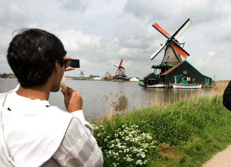 De Randstad kent veruit het meeste aantal overnachtingen, met name door de vele buitenlandse toeristen. Nederlanders kiezen ervoor om op andere plekken hun vrije tijd door te brengen. Het Centraal Bureau voor de Statistiek (CBS) komt jaarlijks met cijfers over het aantal gasten bij logiesaccommodaties. Daaronder vallen hotels, pensions, jeugdherbergen, groepsaccommodaties, huisjescomplexen, kampeerplekken etc. Donderdag werden de cijfers over 2012 bekend. Het aantal overnachtingen in logiesaccommodaties steeg met 2,1 procent in vergelijking met het jaar ervoor. Veruit de meeste van die overnachtingen vinden plaats in de Randstad. In de vier grote steden vorig jaar bijna 7 miljoen mensen overnachtten, ruim 22 procent van alle overnachtingen in het hele land.