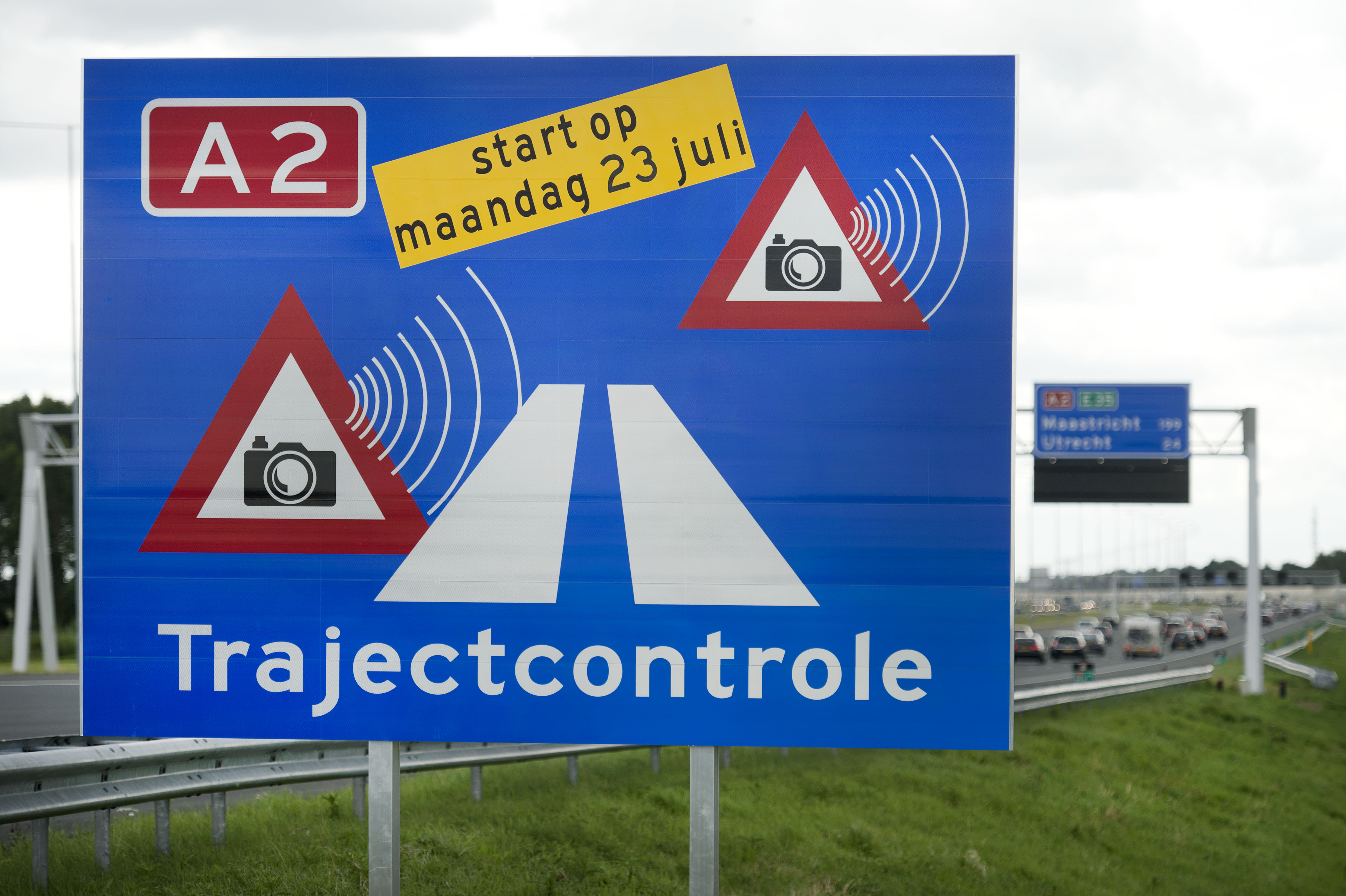 De politie heeft in grofweg de afgelopen 1,5 jaar, 1245 boetes gecorrigeerd die onterecht waren opgelegd bij trajectcontroles. In totaal kregen in de periode januari 2012 tot juni 2013 bijna 2,5 miljoen automobilisten een boete op de mat omdat ze te hard hadden gereden. Dat schrijft minister Ivo Opstelten woensdag in een brief aan de Tweede Kamer. De bewindsman zegt er niets voor te voelen om op alle afschriften van boetes een waarschuwing te zetten dat er mogelijk iets fout is gegaan. Daarvoor vindt Opstelten het aantal foutieve boetes te klein. Wel wil hij met het Openbaar Ministerie (OM) overleggen hoe automobilisten in de toekomst kunnen worden geïnformeerd over nieuwe fouten. In zijn brief aan de Kamer geeft Opstelten tien verschillende oorzaken waardoor onterecht een boete wordt opgelegd. Zo komt het voor dat het systeem bepaalde karakters van een kentekenplaat verkeerd leest. Maar het ging in de geanalyseerde periode 336 keer fout met een voertuig met op de aanhanger een ander voertuig. Het systeem kan dan in de war raken. Begin 2013 heeft het OM daarom al een brief aan de Bovag gestuurd om vervoerders hiervoor te waarschuwen. Zij kregen het advies het kenteken van het vervoerde voertuig af te plakken. "Bij een afgeplakt kenteken kan deze fout zich niet meer voordoen."