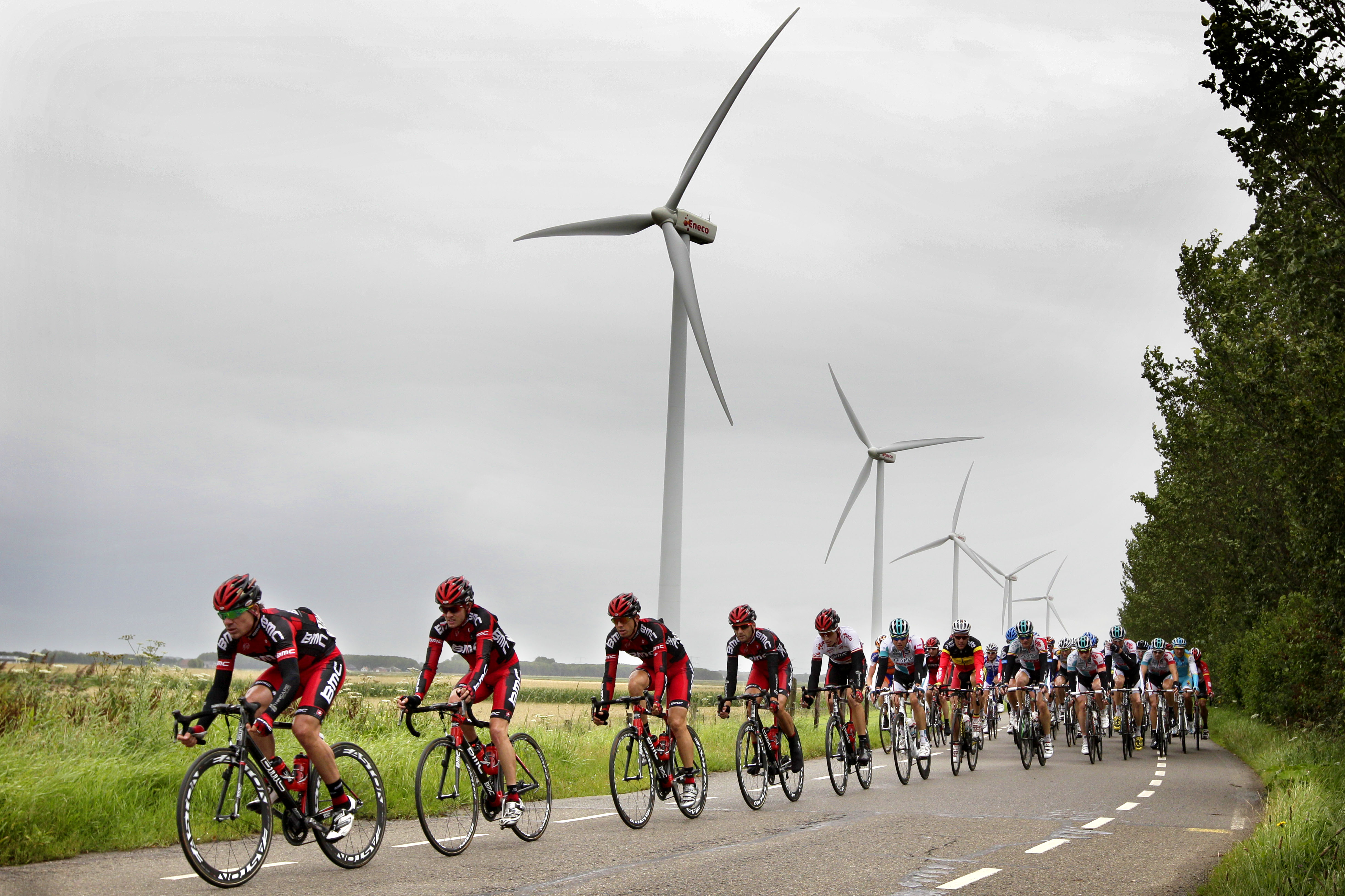 De kans dat Nederland erin slaagt in 2020 zo'n 20 procent van zijn energiegebruik te betrekken uit duurzame bronnen is verwaarloosbaar. Dat suggereert directeur Maarten Hajer van de Planbureau voor de Leefomgeving (PBL), maandag tegenover Het Financieele Dagblad. "'Het Europese doel van 14 procent was al een enorme opgave, 16 procent is een nog grotere uitdaging. (...) Als jer er geen oorlogseconomie van maakt , ga je het niet halen." Het Planbureau voor de Leefomgeving publiceert maandag een rapport over het Nederlandse milieubeleid. Hiermee geeft het PBL een voorschot op het zogenoemde 'Energieakkoord' dat milieuorganisaties, het bedrijfsleven en de overheid samen proberen te sluiten en dat begin juli rond moet zijn.