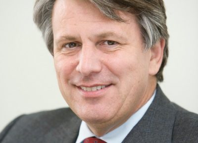 ben van beurden shell Ben van Beurden wordt de nieuwe topman van Shell. Hij volgt in januari 2014 de huidige bestuursvoorzitter Peter Voser op. Dat maakte het olie- en gasbedrijf dinsdag bekend. De 55-jarige Nederlander Van Beurden werkt vanaf 1983 bij Shell. Hij werd in januari 2013 baas van Downstream, de divisie voor raffinage en pompverkoop. Ook trad hij toe tot de raad van bestuur. Daarvoor had hij technische en commerciële functies bij zowel de takken Downstream als Upstream (de winning van olie en gas). Hij is afgestudeerd aan de Technische Universiteit Delft en werkte voor het concern in Nederland, Afrika, Maleisië, de Verenigde Staten en het meest recent in het Verenigd Koninkrijk. Benoeming Ben van Beurden verrassend De keuze van Shell is verrassend. Vergeleken met de andere leden van de raad van bestuur zit Van Beurden relatief kort bij de top van Shell. Vooraf leek financieel-directeur Simon Henry hoge ogen te gooien om de Zwitser Peter Voser op te volgen als hoogste baas van Shell. De energiereus met een omzet van 467 miljard dollar over 2012, een operationele winst van 50 miljard dollar en 87 duizend mensen in dienst maakte negen jaar geleden een forse omslag, na de affaire rond opgeblazen olie- en gasreserves. De traditie waarbij de bestuursvoorzitter als primus inter pares functioneerde werd verlaten. De Nederlander Jeroen van der Veer kreeg in 2004 als eerste in de geschiedenis van het Brits-Nederlandse concern de titel 'chief executive officer', met een stevig mandaat om puin te ruimen. Onder Voser, die zich vooral inzette om Shell slagvaardiger en concurrerender te maken, werd de focus naar buiten toe nog verder aangescherpt. Bij perspresentaties over de resultaten draafde niet meer de hele raad van bestuur op, maar alleen Voser zelf en financieel-directeur Simon Henry. Tot de crisis met de opgeblazen oliereserves in 2004 was het gewoonte bij Shell om beurtelings een Nederlander en Brit als topman te benoemen. Na de reservecrisis gooide Shell dit beleid overboord. In eerste instantie werd de Nederlander Jeroen van der Veer nog wel de hoogste baas tussen 2004 en 2009. Daarna kreeg Voser de hoogste post als eerste niet-Brit en niet-Nederlander. Met de benoeming van Van Beurden is de keuze opvallend genoeg toch weer op een Nederlander gevallen. Vertrek Voser Voser maakte zijn vertrek eerder dit jaar bekend. "Na bijna 10 jaar als bestuursvoorzitter en financieel directeur en meer dan 25 jaar bij Shell, heb ik ervoor gekozen met pensioen te gaan in de eerste helft van 2014", aldus Voser in mei. Volgens een woordvoerder krijgt Voser geen geld mee, omdat hij zelf besloten heeft op te stappen.
