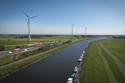duurzame energie Kabinet, werkgevers en vakbonden en milieuorganisaties hebben op hoofdlijnen een energieakkoord bereikt. De doelstelling voor duurzame energie wordt drie jaar opgerekt. De Sociaal-Economische Raad (SER) heeft dat vrijdag laten weten. De hoofdlijnen, die donderdag al uitlekten, moeten nog verder worden uitgewerkt. Het akkoord bevat afspraken over vermindering van CO2-uitstoot en energiebesparing. Minister Henk Kamp van Economische Zaken heeft de principe-afspraken vrijdag ook aan de Tweede Kamer gemeld. Het energieakkoord moet de komende jaren zorgen voor miljarden aan investeringen en zal goed zijn voor duizenden extra banen. Het bedrijfsleven kan er zijn concurrentiepositie door versterken en er ontstaan ook nieuwe mogelijkheden voor ondernemerschap. Nederland heeft internationaal afgesproken te streven naar een volledig duurzame energievoorziening in 2050. De CO2-uitstoot moet dan gedaald zijn naar 80 tot 95 procent vergeleken met 1990.