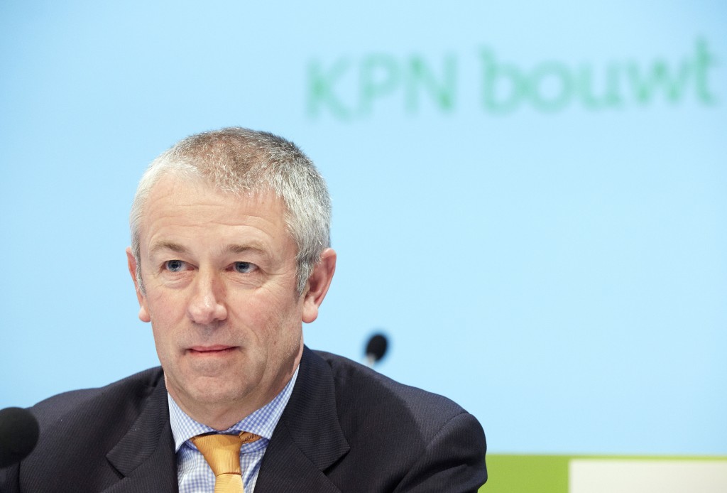 Topman Eelco Blok van KPN heeft dinsdag aandelen van het telecomconcern gekocht. Dat bleek woensdag uit een melding bij de Autoriteit Financiële Markten (AFM). Blok kocht in totaal 50.000 aandelen voor 2,56 euro per stuk en bezit nu 550.109 gewone aandelen. In mei kocht de bestuursvoorzitter ruim 333.000 aandelen KPN voor 1,06 euro per stuk. KPN bracht op de dag dat Blok de stukken kocht de jaarcijfers naar buiten. Ook gaf het bedrijf aan tussen nu en 2016 nog eens 1500 tot 2000 banen te schrappen om kosten te besparen.