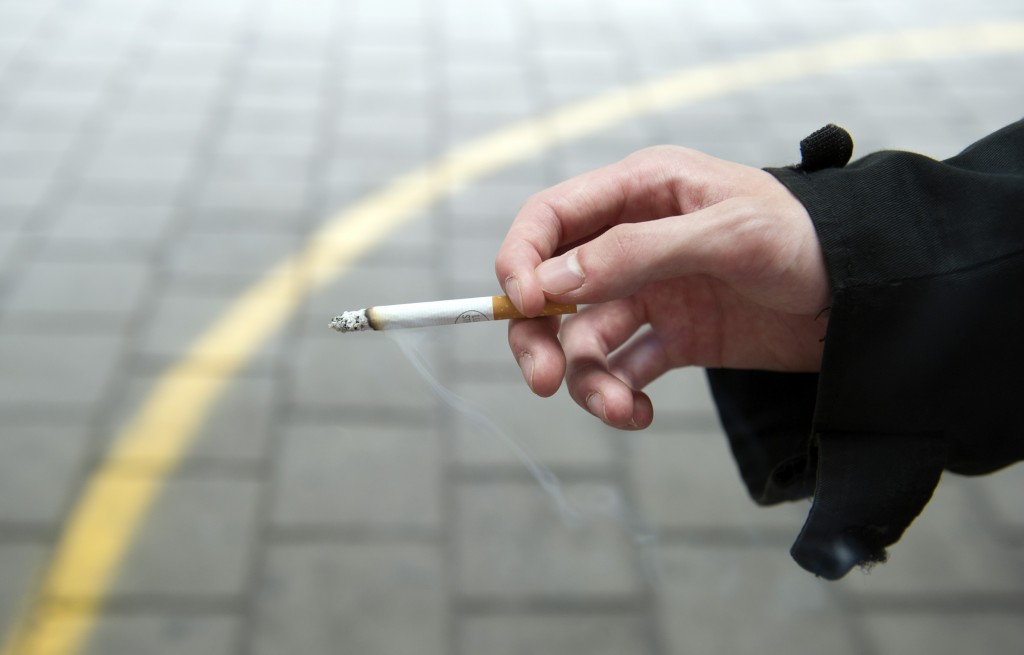 Als sigarettenrook van een huurder overlast veroorzaakt voor de buren, dan mag de huur worden opgezegd. Dat heeft een rechter in het Duitse Düsseldorf woensdag bepaald in een zaak die was aangespannen door een 75-jarige man. Die werd na 40 jaar door de verhuurder van zijn appartement de wacht aangezegd omdat de buren klaagden over sigarettenrook in het trappenhuis. Volgens de rechter hoeft een verhuurder het niet te dulden als sigarettenrook voor een ondraaglijke stank zorgt, ook al heeft een huurder het recht om in zijn eigen huis te roken. De huurder beargumenteerde onder meer dat hij er ook niks aan kon doen dat zijn huis niet luchtdicht is.