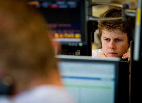 De Europese effectenbeurzen gingen dinsdagochtend verder omhoog na de opmars op maandag. De hoop dat Griekenland deze week een overeenkomst weet te bereiken met zijn schuldeisers bleef de handel ondersteunen. "Het blijft afwachten of er daadwerkelijk een Grieks schuldenakkoord wordt bereikt, maar de kans daarop is wel toegenomen en de deal wordt in ieder geval alvast ingeprijsd in de beurskoersen", aldus analist Joost van Beek van Theodoor Gilissen. De AEX-index op Beursplein 5 noteerde aan het einde van de ochtend 0,9 procent hoger op 494,11 punten. De MidKap klom 1,3 procent tot 735,91 punten. De beurzen in Frankfurt en Parijs stegen beide 1 procent, terwijl de stemming in Londen (plus 0,1 procent) minder uitbundig was. De hoofdindex in Athene, die maandag al 9 procent won, kreeg er 3,5 procent bij. Franse economie trekt aan Op macro-economisch vlak bleek dat de economische activiteit in de eurolanden deze maand is gegroeid in het sterkste tempo in ruim vier jaar. De graadmeter voor de economische groei in de eurolanden steeg in juni van 53,6 naar 54,1. Dat is het hoogste niveau in 49 maanden. De graadmeter staat nu ruim boven de stand van 50, die de grens tussen groei en krimp markeert, en overtrof de verwachtingen van economen. Die rekenden in doorsnee op nagenoeg dezelfde stand als in mei. Vooral in Frankrijk verbeterden de economische omstandigheden aanzienlijk. De inkoopmanagersindex voor de Franse economie steeg in juni van 52 naar 53,4. Dat is het hoogste niveau in 46 maanden. Sterkste stijger in de AEX was industrieel toeleverancier Aalberts Industries met een winst van 2,1 procent. NN Group en Ahold waren de enige dalers met minnen van 0,1 en 0,4 procent. In de MidKap won Arcadis meer dan 2 procent. Het advies- en ingenieursbureau heeft een opdracht van bijna 20 miljoen euro gekregen voor de nieuwe metrolijn in Doha in Qatar. Syngenta in de plus Op de lokale markt klom HAL ruim 1 procent. Pontmeyer, dat voor circa 75 procent in handen is van investeringsmaatschappij HAL, neemt Deli Building Supplies (DBS) over. DBS is, evenals Pontmeyer, een leverancier van hout en bouwmaterialen in Nederland. Syngenta steeg 1,7 procent in Zürich. De Zwitserse zadenhandelaar staat open voor een serieus overnamebod. Het ongevraagde bod van de Amerikaanse branchegenoot Monsanto roept volgens het bedrijf echter teveel bezwaren op. In Londen won Ladbrokers 10 procent. De Britse bookmaker bevestigde fusiegesprekken te voeren met zijn private branchegenoot Gala Coral Group. De euro was 1,1246 dollar waard, tegen 1,1388 dollar bij het slot van de Europese beurzen op maandag. De prijs van een vat Amerikaanse olie daalde 0,1 procent tot 60,30 dollar. Brentolie kostte 0,3 procent meer op 63,55 dollar per vat.