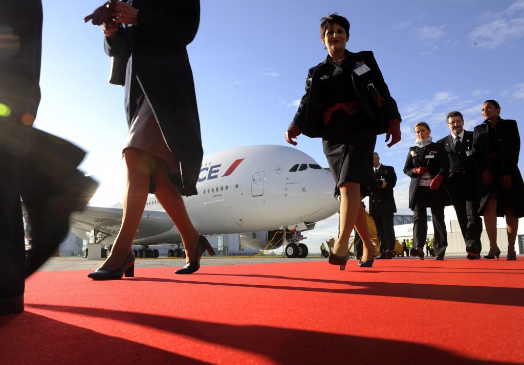 De nieuwe bezuinigingsmaatregelen bij Air France kosten mogelijk nog eens ongeveer 3000 banen. Dat liet een betrokken Franse vakbond dinsdag weten aan persbureau Reuters. Air France-KLM gaf vrijdag al aan dat er nieuwe ingrepen op stapel staan bij het Franse deel van de luchtvaartcombinatie. Volgens de leider van vakbond CGT wordt daarbij gedacht aan het schrappen van 2500 tot 3000 banen. Daarmee zouden er in totaal binnen 4 jaar 10.000 banen verdwijnen bij Air France.
