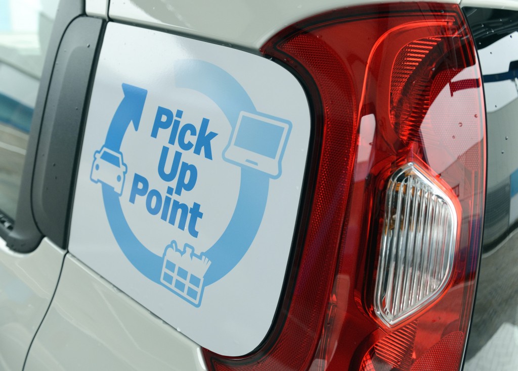 Albert Heijn opent een Pick Up Point op Schiphol. Daardoor kunnen vakantiegangers en Schipholmedewerkers straks hun boodschappen snel afhalen voordat ze naar huis gaan. Winkels zijn immers vaak al dicht bij terugkeer van vakantie of het einde van een dienst. Supermarktketen Albert Heijn heeft in een persbericht aangekondigd dat het morgen (16 juli) een Pick Up Point op Schiphol opent. Klanten kunnen online hun boodschappen bestellen, waarna deze opgepikt kunnen worden wanneer dat gewenst is. Vakantiegangers kunnen voor vertrek of vanaf het vakantieadres boodschappen bestellen en deze oppikken als ze terugkomen. Zo kan voorkomen worden dat de koelkast bij thuiskomst leeg blijft tot winkels weer opengaan. De boodschappen kunnen door een Albert Heijn-medewerker ook nog eens in de auto worden getild. Vijftig miljoen reizigers op jaarbasis vormt een interessante doelgroep voor Albert Heijn. De dienst is ook bedoeld voor de 64.000 mensen die op Schiphol werken. Diensten op Schiphol duren soms tot tijdstippen waarop er geen supermarkten meer open zijn. Albert Heijn denkt dat het Pick Up Point ook voor die doelgroep een aantrekkelijke dienst is. Er zijn vanaf morgen elf Pick Up Points in Nederland. Plannen voor de dienst op andere vliegvelden zijn er niet, hoewel er niets uitgesloten wordt volgens een woordvoerster. Er worden constant nieuwe plekken bekeken waar veel doorstroom is voor de uitbreiding van het aantal Pick Up Points. Zo is langs snelwegen ook een interessante locatie.