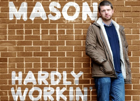 Andrew Mason, de oud-topman van Groupon die in februari op straat werd gezet, heeft een album uitgebracht. Daarin zingt hij over de lessen die hij leerde tijdens zijn tijd als ceo van de kortingsbonnensite. Hardly workin' heet het album van de 32-jarige internetondernemer. De plaat telt zeven nummers en is beschikbaar op iTunes en Spotify, schrijft Mason op zijn blog. "Dit album brengt enkele belangrijke lessen samen die ik heb geleerd tijdens mijn jaren aan het roer van het snelstgroeiende bedrijf in de geschiedenis", aldus Mason. De Amerikaan stond in 2008 aan de wieg van Groupon en bracht het concern in november 2011 naar de beurs. Na tegenvallende resultaten werd Mason in februari van dit jaar ontslagen als topman. Hij maakte zijn vertrek destijds op ludieke wijze bekend aan zijn personeel. In een e-mail schreef hij: Na 4,5 intensieve en fantastische jaren als ceo van Groupon, heb ik besloten dat ik meer tijd met mijn gezin door wil brengen. Grapje – ik ben vandaag ontslagen. Als je je afvraagt waarom, heb je niet opgelet. Op Hardly workin' staan nummers met titels als The way to work en Risin' above the pack. Volgens Mason kunnen bestuurders, managers en werknemers allemaal iets van de inhoud van het album leren. In het openingsnummer Look no further knalt Mason er gelijk een belangrijke les in. "Als je op zoek bent naar wijsheden over zakendoen, heb je geen MBA nodig." Daarmee verwijst Mason naar zijn eigen keuzes. Hij studeerde af in de richting muziek en koos er bewust voor om geen Master of Business Administration (MBA) te volgen.