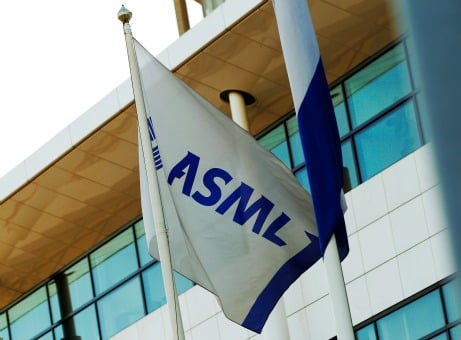 De kleine vertraging in de omzetgroei die ASML de komende maanden voorziet is geen reden voor paniek. Dat stelde analist Jos Versteeg van Theodoor Gilissen woensdag. ASML rekent nu op een omzet van 3 miljard euro in het eerste halfjaar inclusief EUV-machines, waar eerder op dat bedrag exclusief EUV werd gemikt. "Dat scheelt ongeveer 100 miljoen euro'', stelde Versteeg. ASML voorspelde verder ook een omzet van 3 miljard euro voor het tweede en derde kwartaal samen. Daarmee kunnen volgens Versteeg enige vraagtekens ontstaan ten opzichte van de omzet van 6,6 miljard euro die in de markt wordt verwacht voor heel 2014. "Het is even schrikken, maar het is zeker geen reden voor paniek'', stelde Versteeg. "Er is wat vertraging bij de bestellingen door 'logics'-klanten, zoals Intel. Dat zie je wel vaker, die bestellingen zullen op een later moment alsnog plaatsvinden. Verder loopt de ontwikkeling van de EUV-machines goed.'' Versteeg verwacht dat de markt woensdagochtend enigszins negatief zal reageren op de berichten van ASML. Het aandeel ASML sloot dinsdag op 61,75 euro.