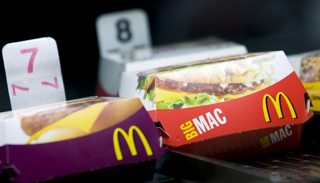 Een veel besproken probleem in de eurocrisis: Zuidelijke eurolanden hadden de lonen teveel laten stijgen en zichzelf uit de markt geprijsd. Maar in Griekenland en Portugal keert het tij. Ook volgens de Big Mac Index. Lonen die harder stegen dan de arbeidsproductiviteit. Terwijl Duitsland jarenlang de lonen laag hield en de exportmotor op volle toeren liet draaien, gebruikte Griekenland de komst van de euro vooral om de lonen en prijzen te late stijgen. Het gevolg: Duitsland noteerde jaar op jaar overschotten op de handelsbalans, terwijl in onder meer Griekenland de export het liet afweten.