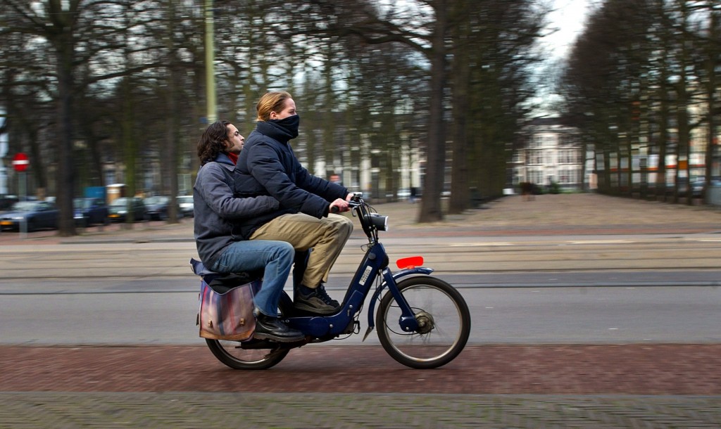 Brom– en snorfietsen blijken veel meer te vervuilen dan de Europese regels toestaan. Deels komt dat door hun snelheidsbegrenzers. Uit onderzoek van TNO blijkt dat brom- en snorfietsen meer emissies produceren dan de fabrikanten opgeven. Ze bouwen vaak één type bromfiets en leveren daar dan met behulp van een snelheidsbegrenzer verschillende versies van om aan andere regels – bijvoorbeeld snorfietsen – te kunnen voldoen. Uit het TNO-onderzoek komt naar voren dat sommige typen snelheidsbegrenzers een snorfiets erg energie-inefficiënt en vervuilend maken omdat de krachtbron erg afgeknepen wordt. Daarnaast zijn sommige begrenzers erg makkelijk te verwijderen en dat brengt de verkeersveiligheid volgens TNO in gevaar. Staatssecretaris Mansveld van Infrastructuur en Milieu wil dat zulke snelheidsbegrenzers in Europa worden verboden. Ze wil bovendien dat de RDW (Rijksdienst voor het Wegverkeer) vaker testen uitvoert van brom- en snorfietsen om te controleren of de uitstoot van vervuilende stoffen in werkelijkheid niet teveel afwijkt van de praktijk.