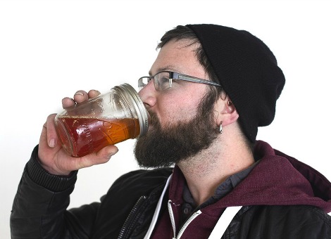 Een Amerikaans bedrijfje vindt nieuwe toepassingen voor de aloude weckpot. En dat blijkt onverwachts een lucratieve business. Wecken is de ideale manier om lang levensmiddelen te bewaren. Het glas is niet giftig en reageert niet met de inhoud van de pot. Bovendien is een weckpot makkelijk schoon te maken. Daar wil ik koffie uit drinken, dacht de Amerikaanse onderzoeker Joshua Resnikoff. Hij had toevallig veel weckpotten in huis, omdat zijn vrouw de Koreaanse gefermenteerde kool kimchi maakt en verkoopt, schrijft Entrepreneur.com. 's Ochtends dronk hij geregeld een lekkere bak koffie uit een weckpot. Maar er was een probleem: hij had geen drinktuit voor de pot, zoals die wel op meeneemkoffie zit. Dus zo kwam het dat Resnikoff op een dag in de auto alle koffie uit zijn dekselloze weckpot over zichzelf heen kreeg. "Iemand zou daar een deksel voor moeten maken", zei zijn vrouw tegen hem. Daar ontstond het idee voor Cuppow, een plastic deksel voor een weckpot met een kleine opening zodat eruit gedronken kan worden. Vorig jaar verkocht het bedrijfje van Resnikoff meer dan 140 duizend exemplaren van de Cuppow voor 8 dollar per stuk. Een omzet van ruim 1 miljoen dollar. Dan maar zelf maken Resnikoff zocht na de koffieknoeierij in de auto eerst online of het product al bestond, maar dat bleek niet zo te zijn. Hij benaderde een vriend, Aaron Parone, die over de benodigde technische kennis beschikte om het deksel te maken. Het was volgens Parone geen ingewikkelde klus, maar "het zou stom zijn. Niemand zou het kopen." Toch zetten de beide mannen door. Na enkele proefversies lag er in januari 2012 een eindproduct klaar. "We hebben het gemaakt omdat we er zelf één wilden", aldus Resnikoff. Meer mensen bleken echter interesse te hebben in een weckpotdeksel. De 500 exemplaren die ze op kleine schaal lieten maken waren binnen drie dagen verkocht via de website. De betaaldienst Paypal die ze gebruikten bleef echter betalingen accepteren. Binnen vijf dagen kwamen er bestellingen voor nog eens 3000 Cuppows binnen. Maar die konden niet zo snel worden gemaakt. "Ik heb al die mensen een e-mail moeten sturen om ze uit te leggen wat er aan de hand was", zegt Resnikoff tegen Entrepreneur.com. Bedrijf uitbreiden Van het geld dat ze verdienden, lieten de zakenpartners meer Cuppows maken. Na vijf maanden konden ze betere machines betalen die in staat waren om 25 duizend exemplaren per keer te maken. De teller stopte in 2012 bij 140 duizend verkochte Cuppows. Ondanks dat de zaken goed gaan, geeft Resnikoff toe dat ze nog harder hadden kunnen groeien. Maar hij wil geen schulden opbouwen en niet zakken met de prijs van het deksel. Het scheelt dat zowel Resnikoff als Parone een goedbetaalde baan hebben. Dat betekende wel dat ze dit jaar de eerste medewerker aan hebben genomen om te helpen met het bedrijf. Het duo is nog niet klaar met het vinden van nieuwe toepassingen voor de weckpot. Begin juli ging de BNTO (spreek uit: ben-to) in productie, een plastic bekertje voor in de glazen pot waarin bijvoorbeeld saladedressing kan worden bewaard. Zo kun je vloeistoffen en eten gescheiden meenemen en verandert de weckpot in een lunchtrommel.