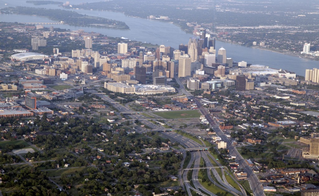 Detroit heeft donderdag surseance van betaling aangevraagd. Het is de grootste stad in de Amerikaanse geschiedenis die die stap neemt. De stad met zo'n 700.000 inwoners in de noordelijke staat Michigan gaat gebukt onder een schuldenlast van 18,5 miljard dollar. Dit heeft de krant USA Today gemeld. Het gemeentebestuur wordt al lang slecht beleid verweten. Ook nemen de bevolking en de belastinginkomsten al decennia af. In de jaren 50 van de vorige eeuw had Detroit nog 1,8 miljoen inwoners.